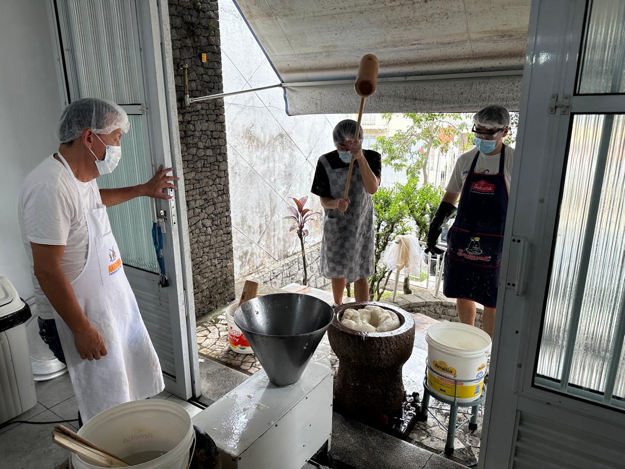 餅を搗く新潟県人会会員の様子
