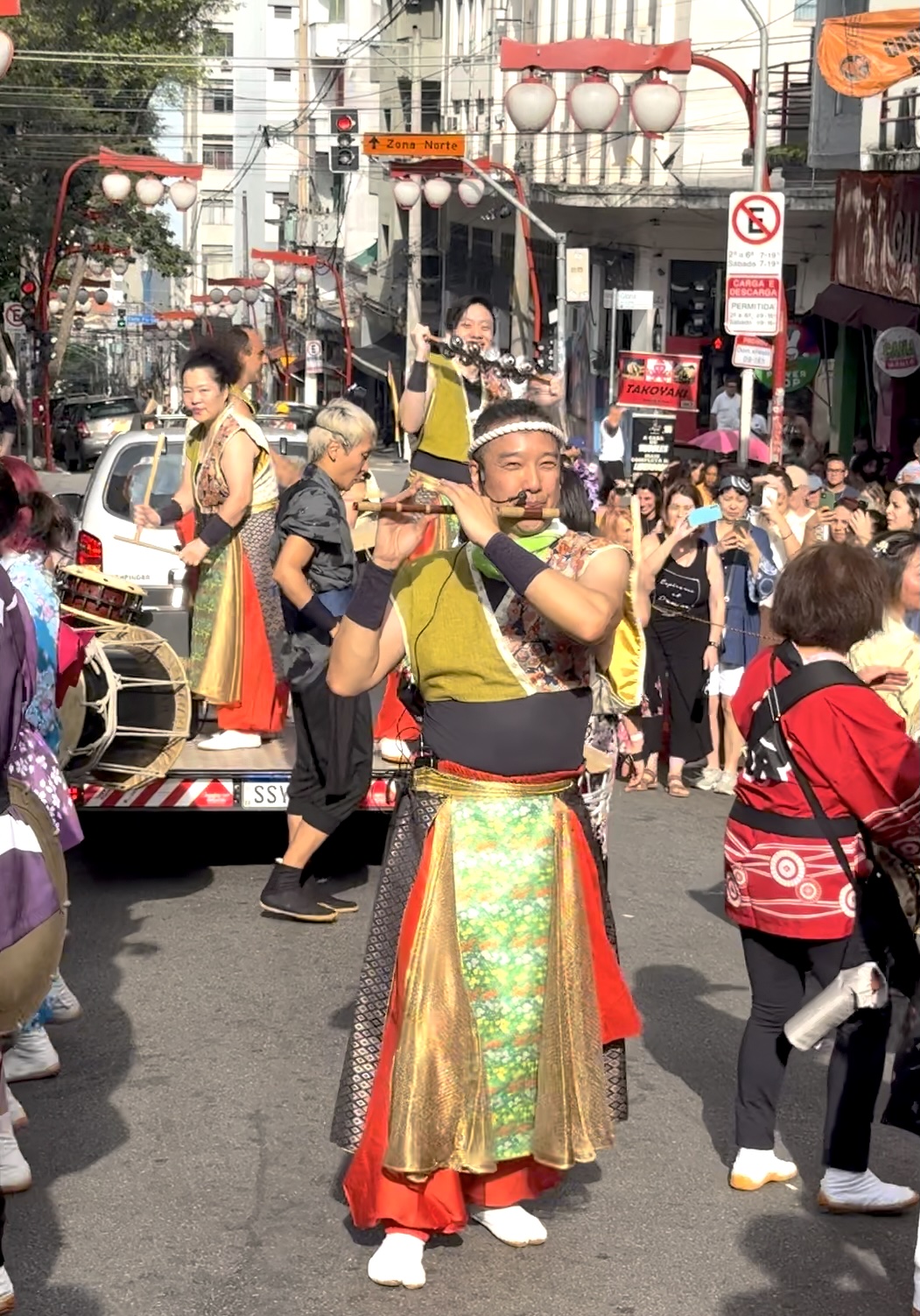 サンバ楽器と和楽器が融合したブロッコ和太鼓生の演奏の様子