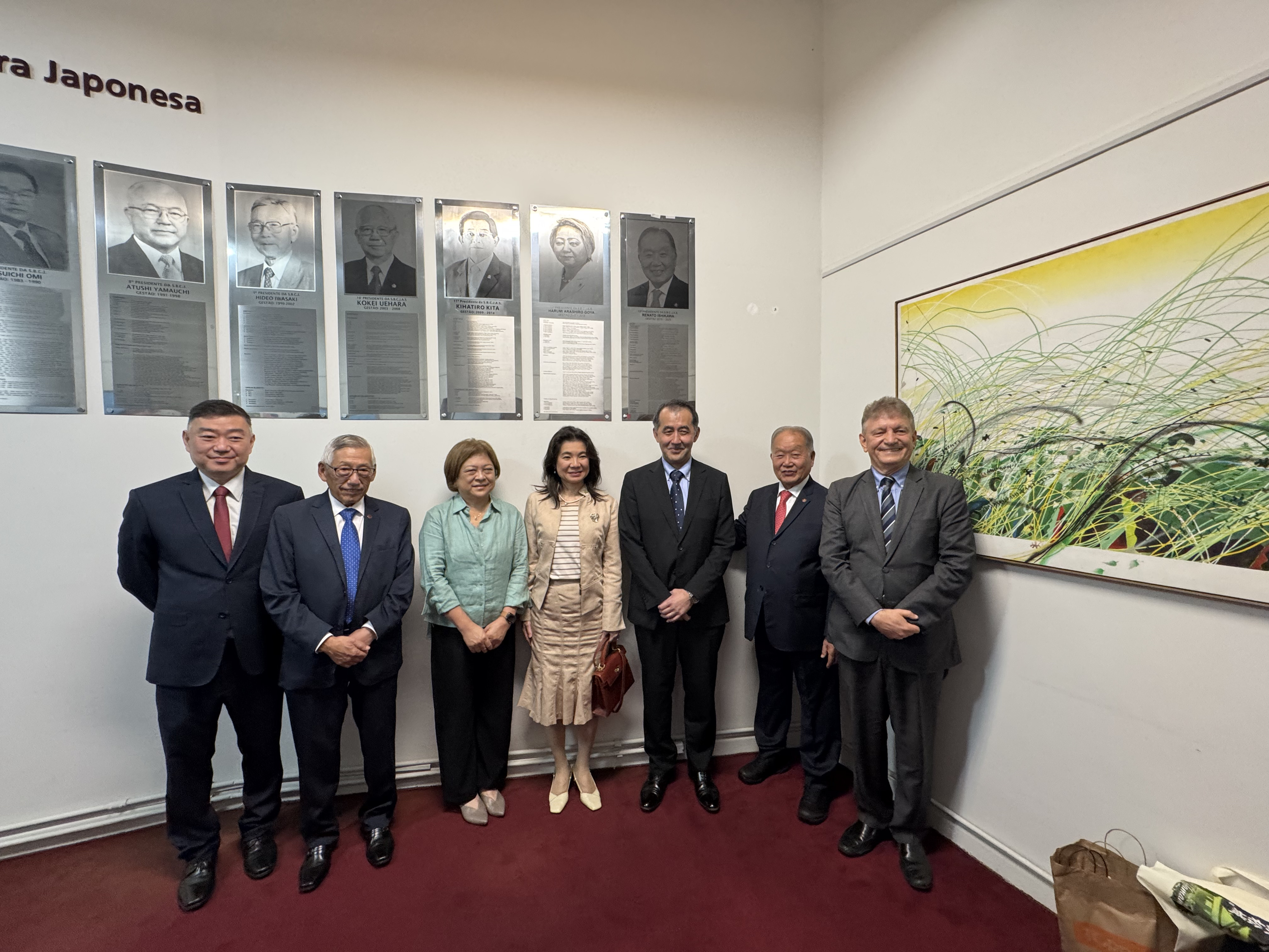 錚々たる来賓立会いのもと除幕した写真（一番右）