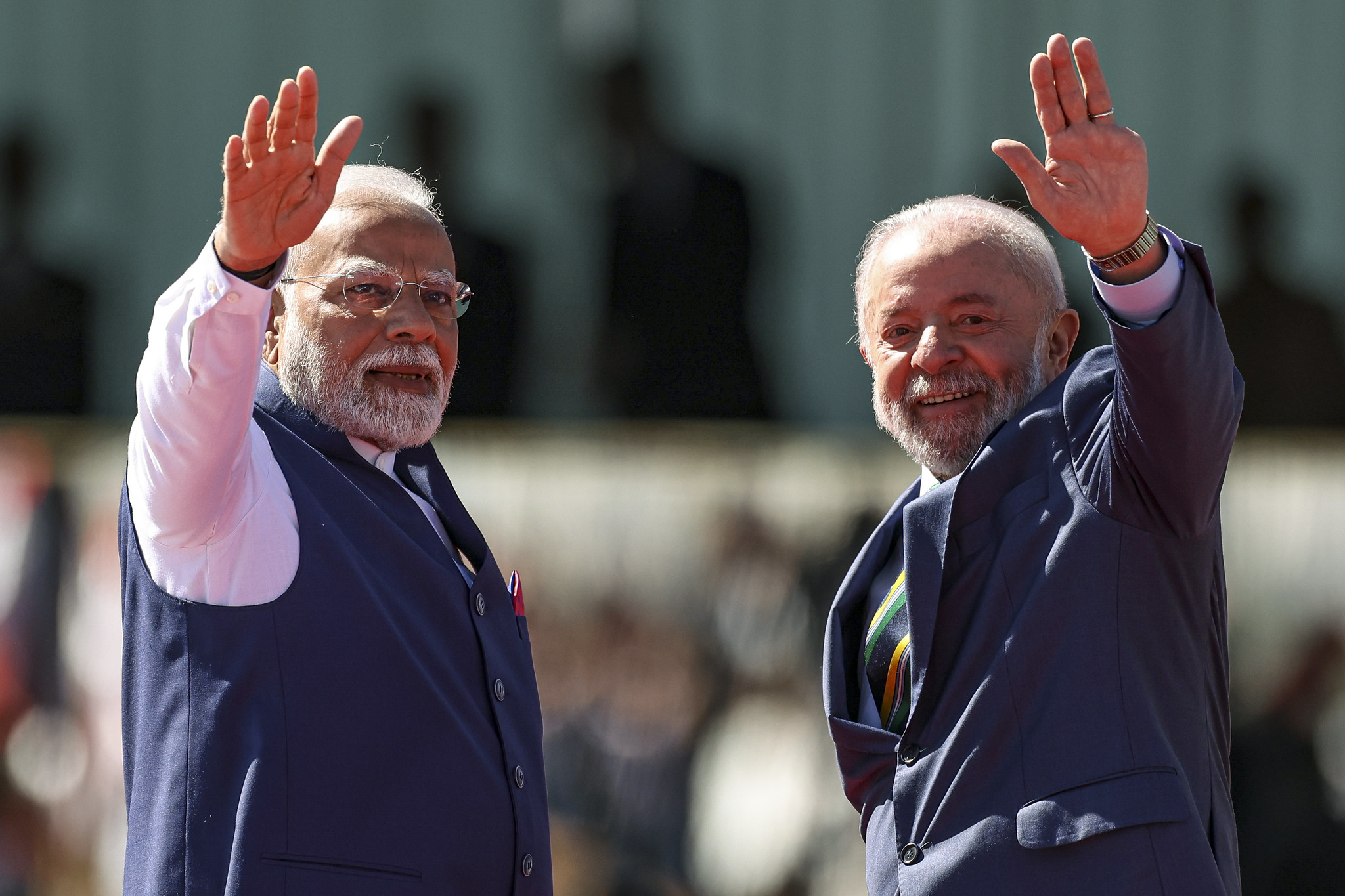 かたインドのナレンドラ・モディ首相をアルヴォラーダ宮殿で迎えたルーラ大統領、2025年7月8日（Marcelo Camargo/Agência Brasil）