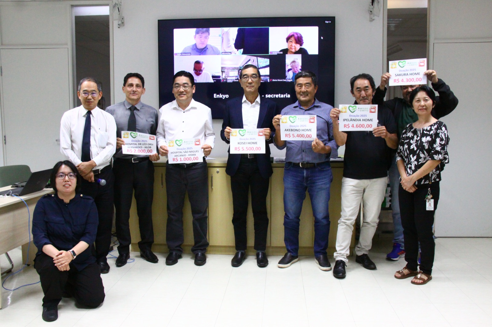 ジャムの売上金が手渡された各施設代表と事務局関係者