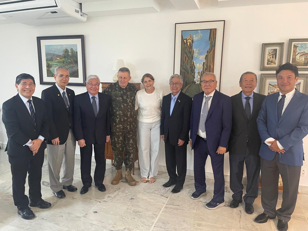 ブラジル陸軍総司令官宅でトーレス・ミゲル・リベイロ・パイバ氏（左から4人目）と同夫人