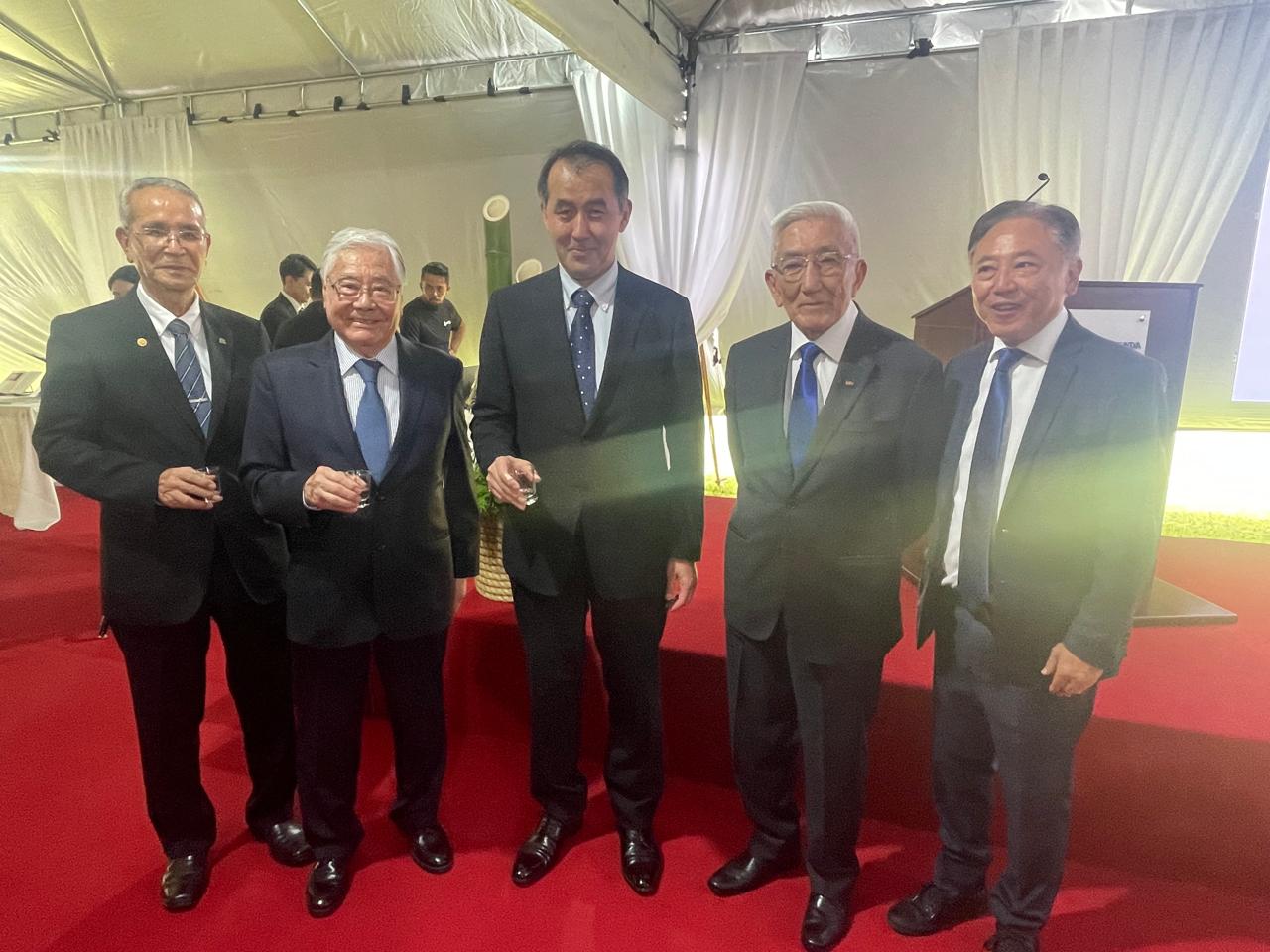 日本国大使館で野口大使（中央）、右が斉藤準一空軍予備役大将、右端が飯星ワルテル元連邦下議