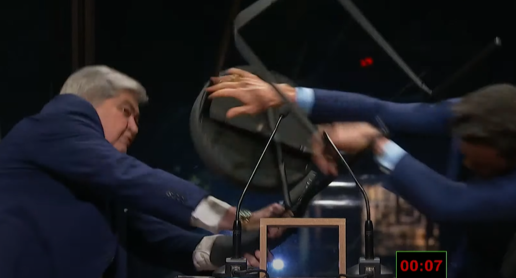 ダテナ氏が殴打する瞬間（Reproducao）