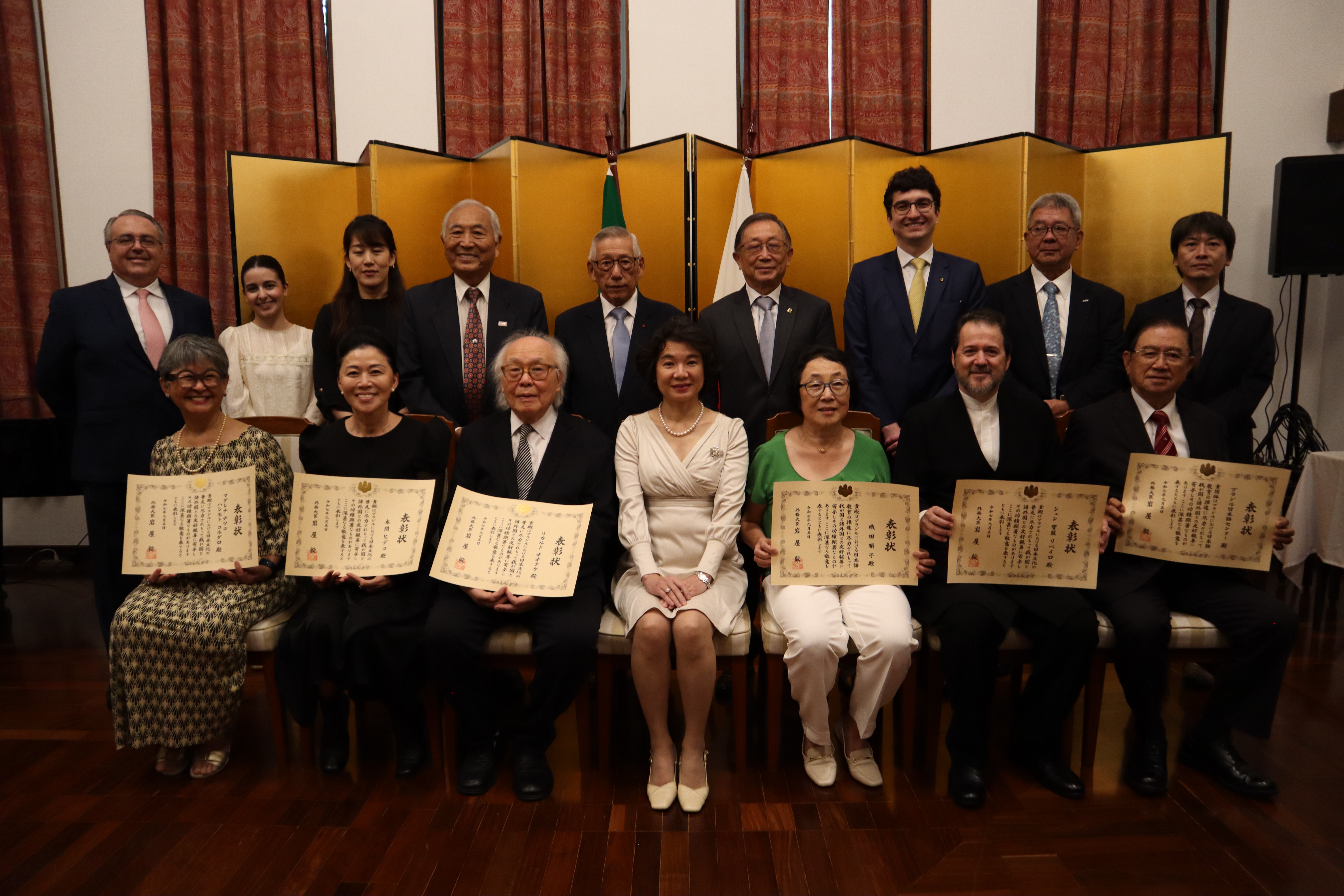 Premiados, na fileira de trás estão os representantes de entidades nikkeis convidados