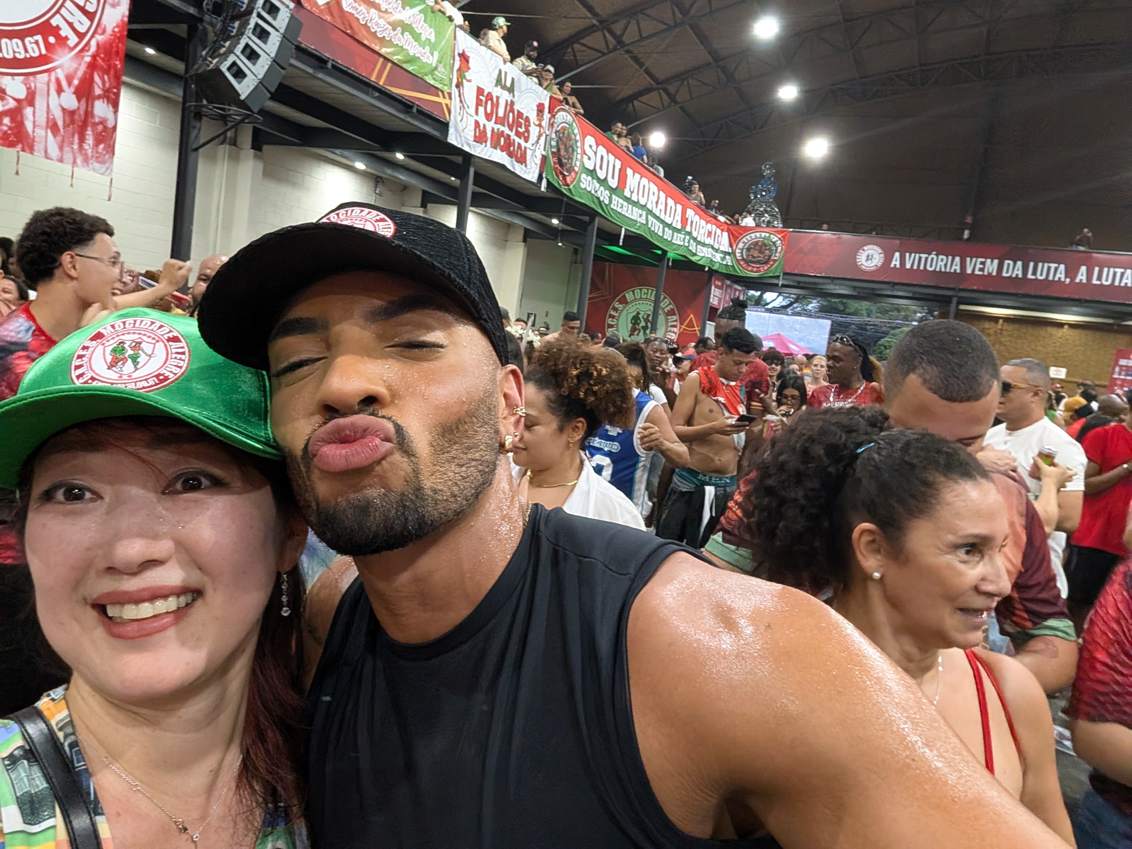 会場で優勝の瞬間を一緒に分かち合う（去年は4位だったので）いつも厳しいサンバのグスターボ先生も上機嫌