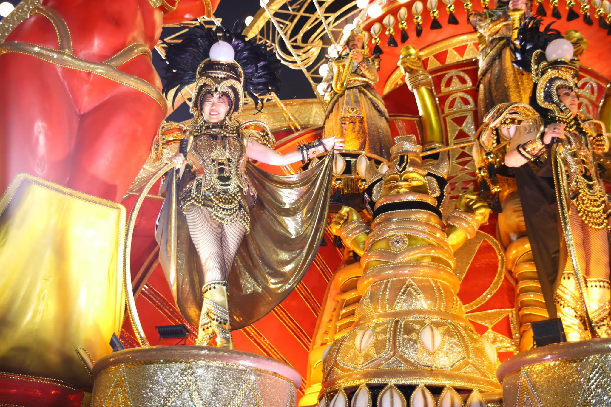 山車で踊るポイントは3mくらいの高さ、煙と馬鹿は高い所が好きなんです（左）