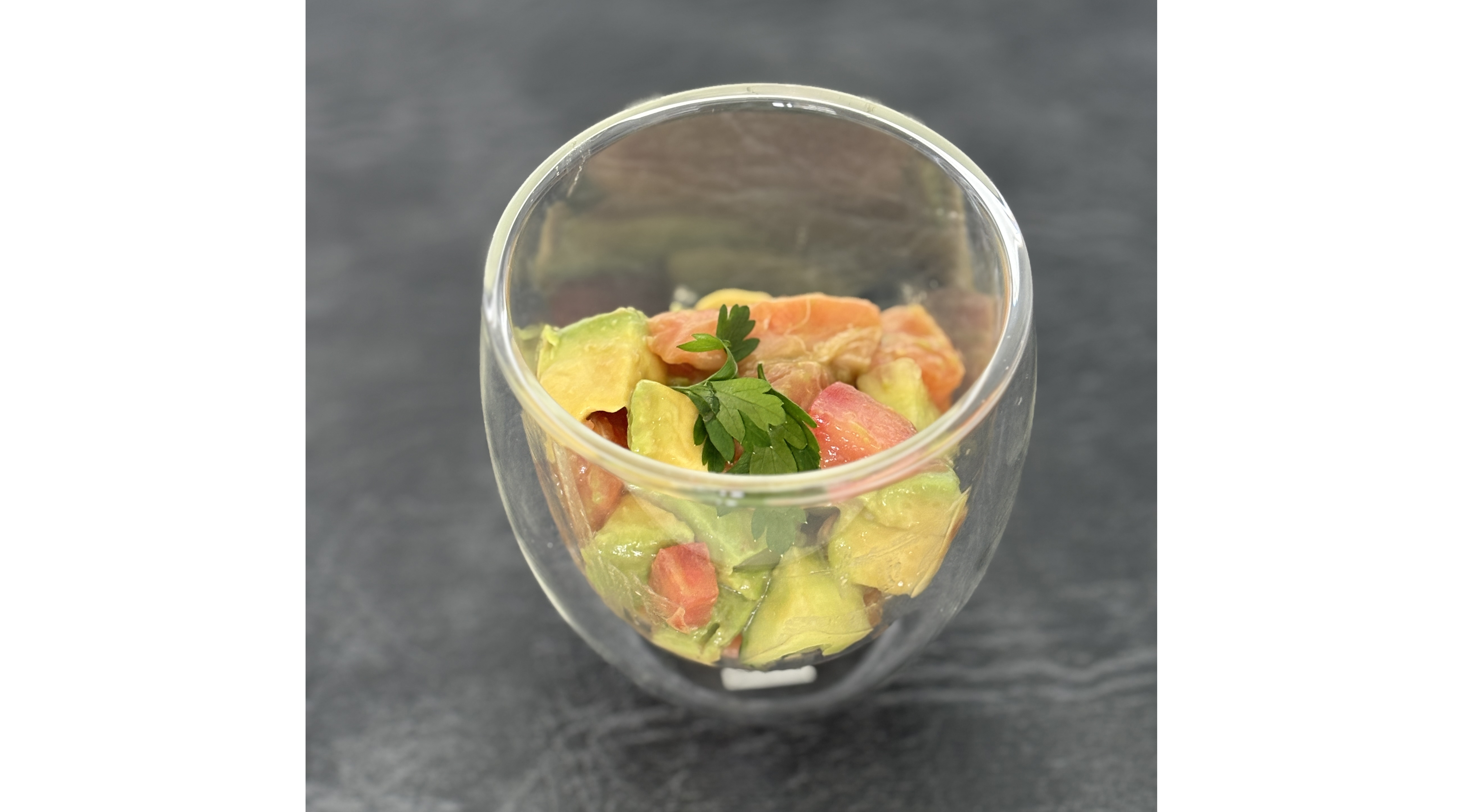 サーモン×アボカドの彩りカクテルサラダ＝レシピ紹介コーナー「いただきます」（73）＝「日本の家庭料理をブラジルで作る！」