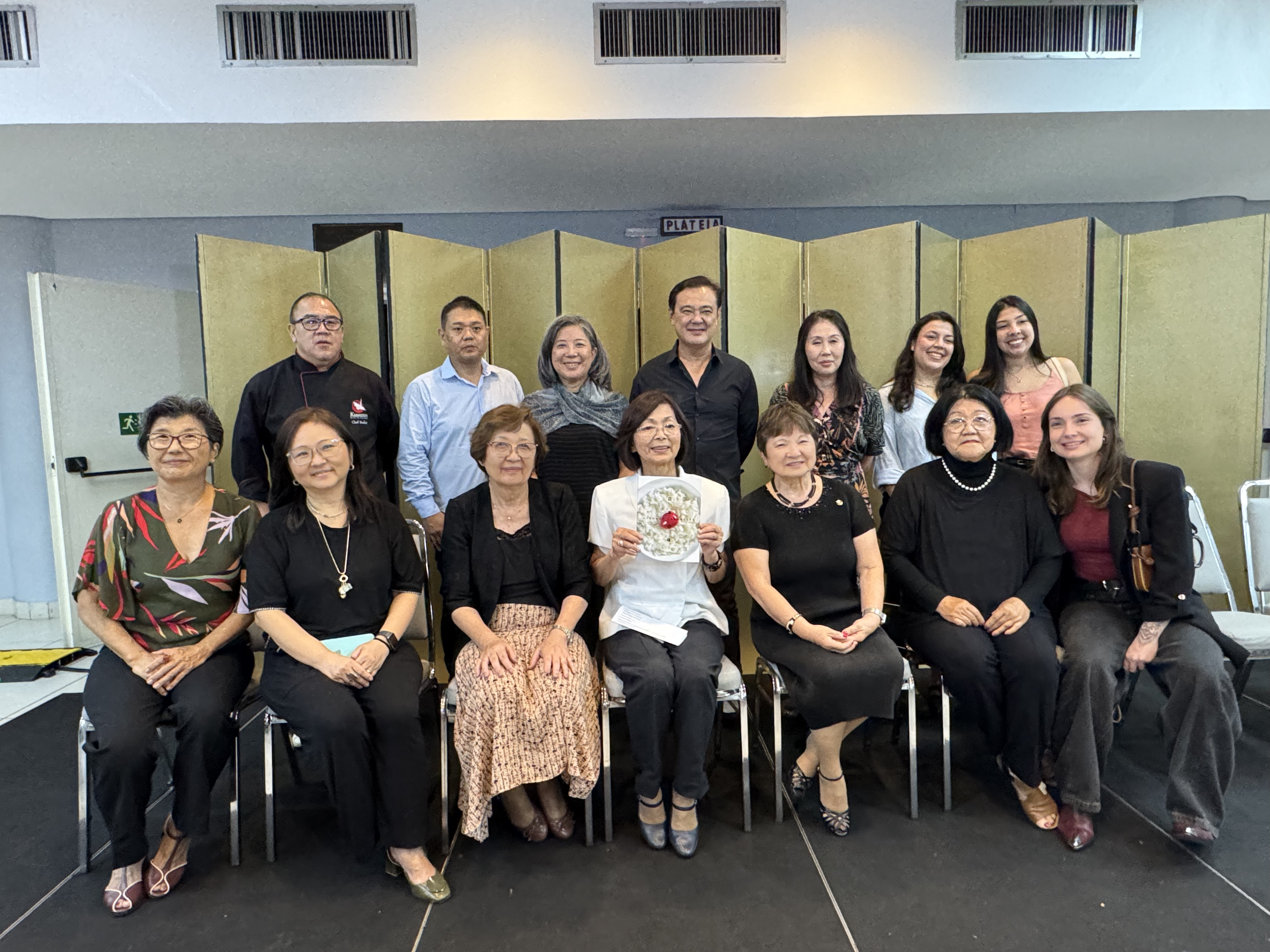 文協＝ブラジルに咲いた「日本の味」＝17人のシェフ、秘伝の50品を一冊に＝移住の記憶、食卓の彩りに