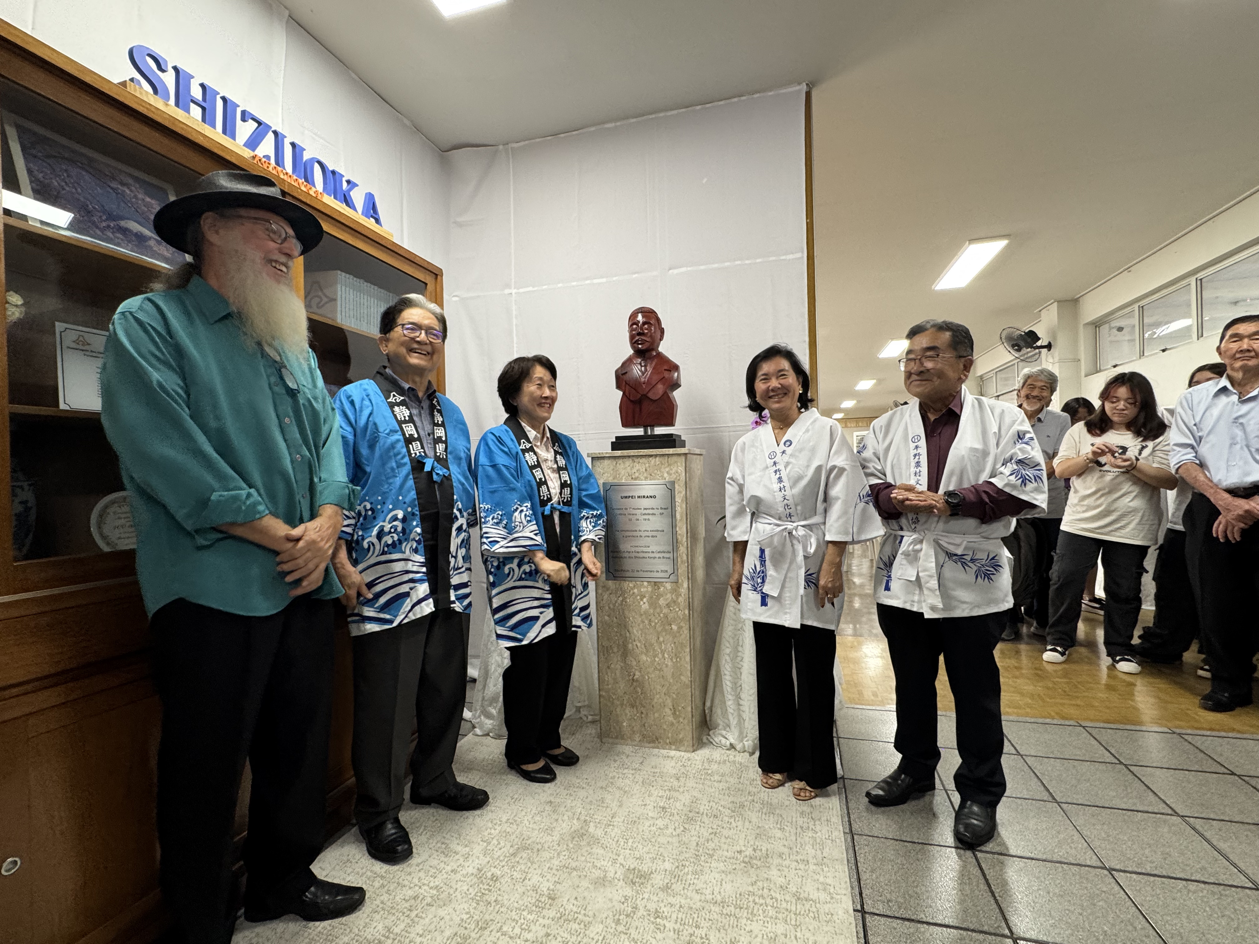 静岡県人会=郷土の偉人平野運平、胸像設置=除幕式にコロニアから14人=総会、新年会で高齢者表彰も