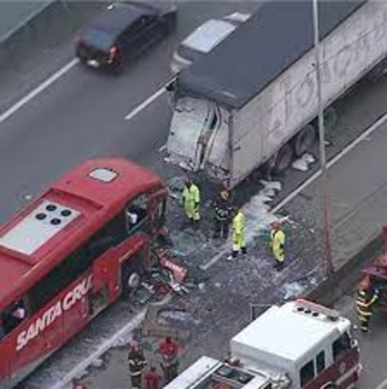 フェルナン・ジアス高速道でバスとトラック衝突、1人死亡