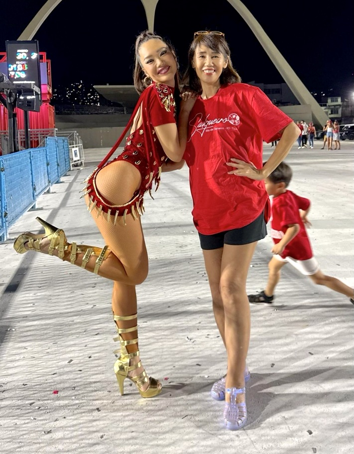 工藤めぐみさん（左）と母・妙子さん（右）。妙子さんは衣装の手直しや舞台裏の記録役も担い、母娘二人三脚でリオの大舞台に立ち続けている。