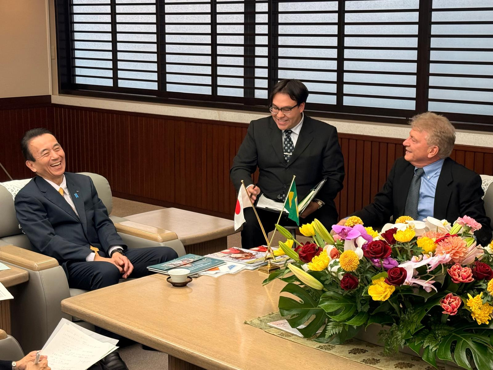 談笑する鈴木知事（左）とガルシア総領事