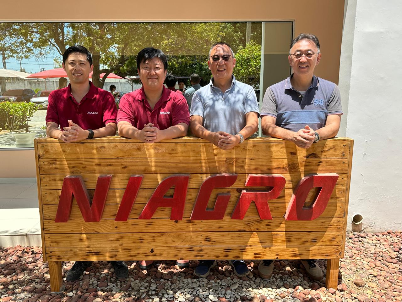 Foto em grupo dos expatriados japoneses