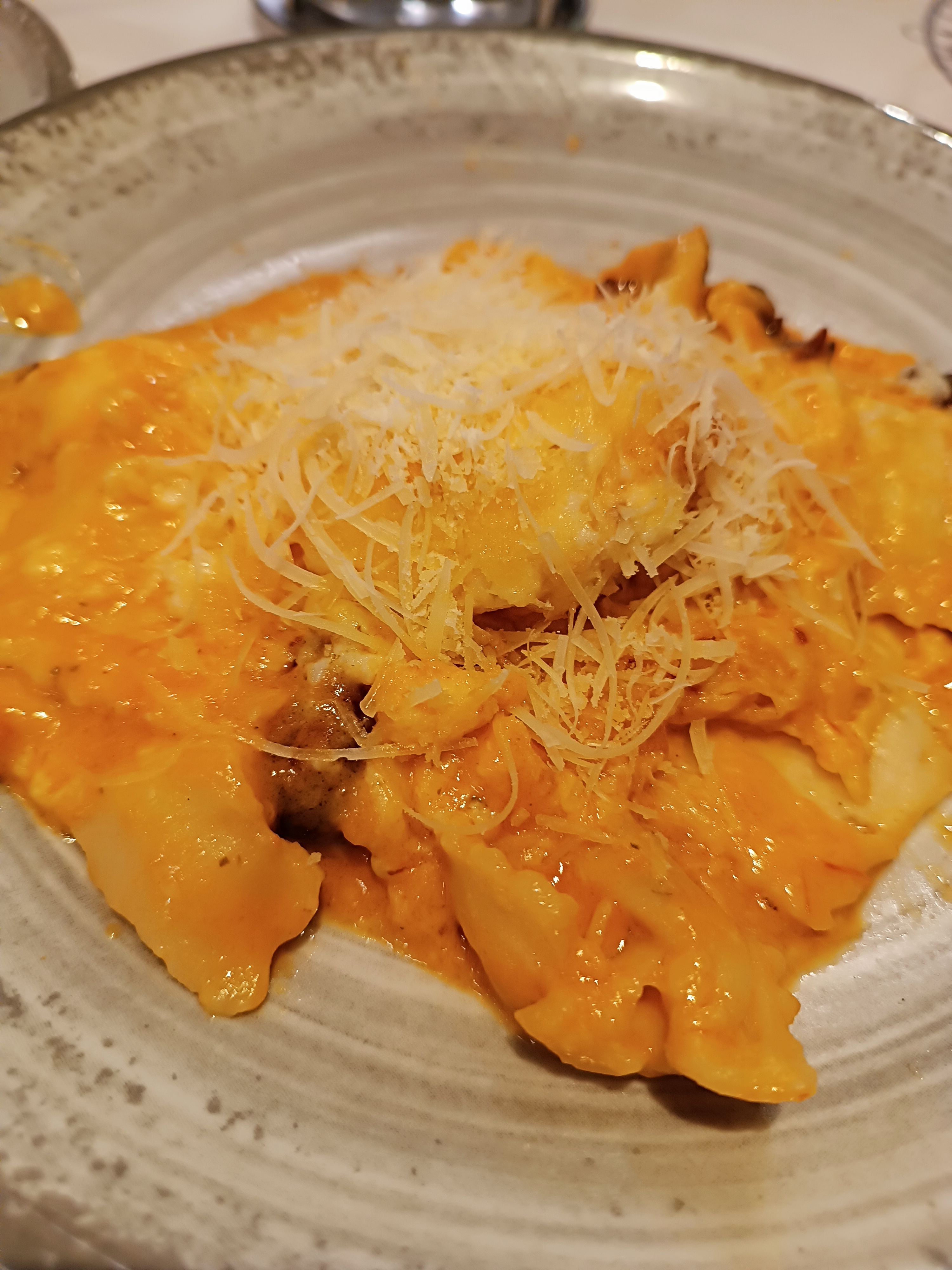 バッファローのチーズ入りラビオリ