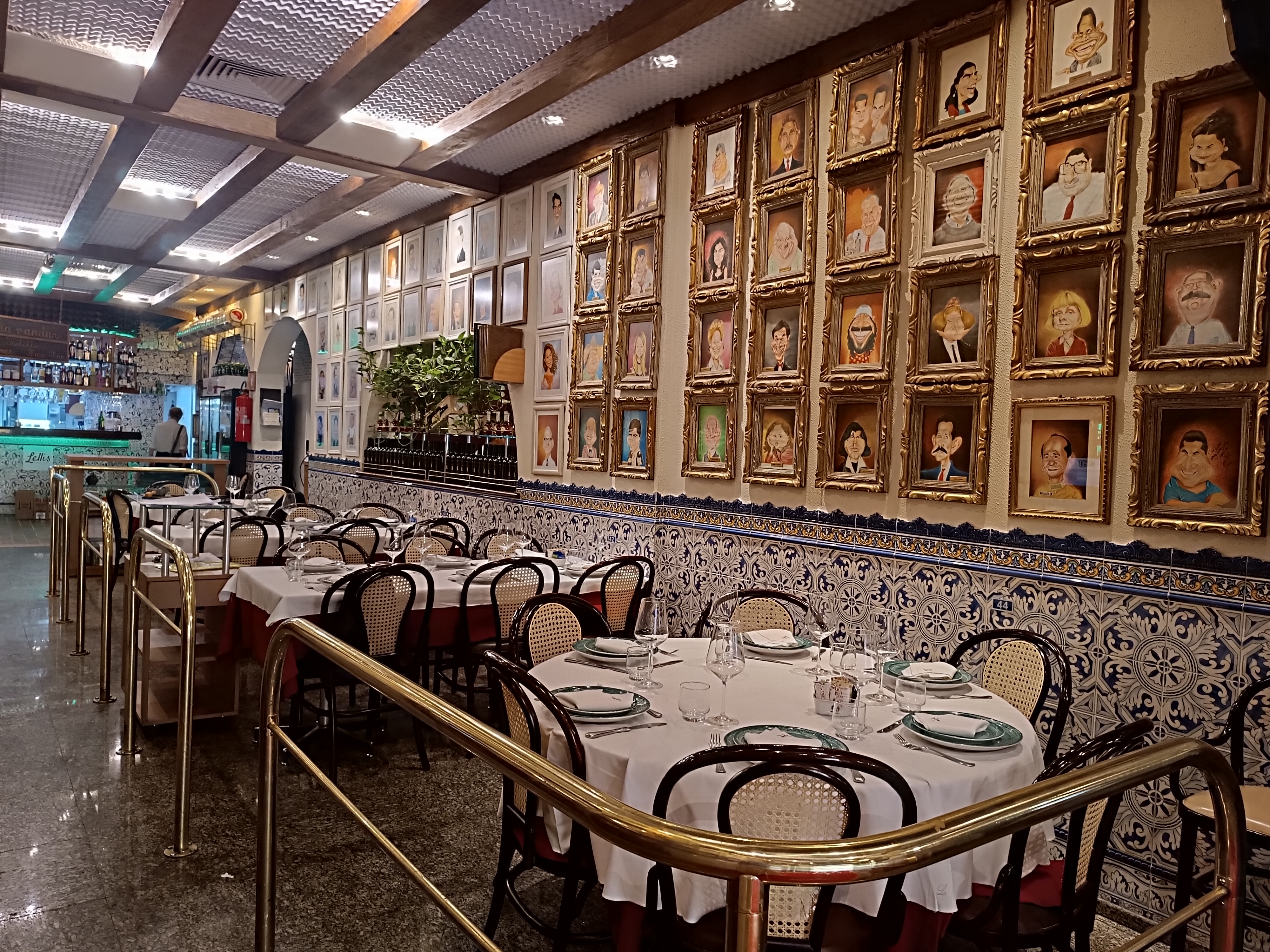 著名人のカリカチュアが並ぶ店内