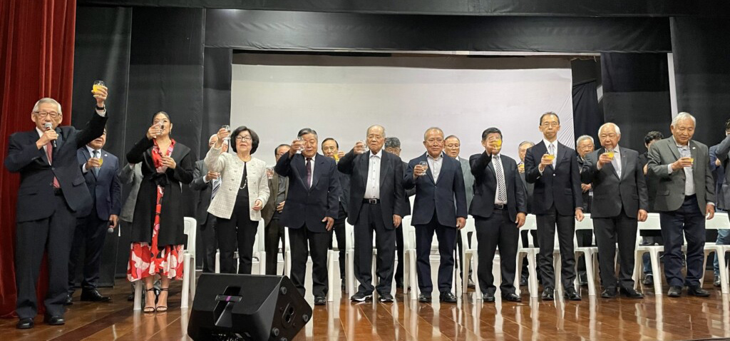 日系コミュニティ全体で政府謝罪を祝う祝賀会での乾杯の様子