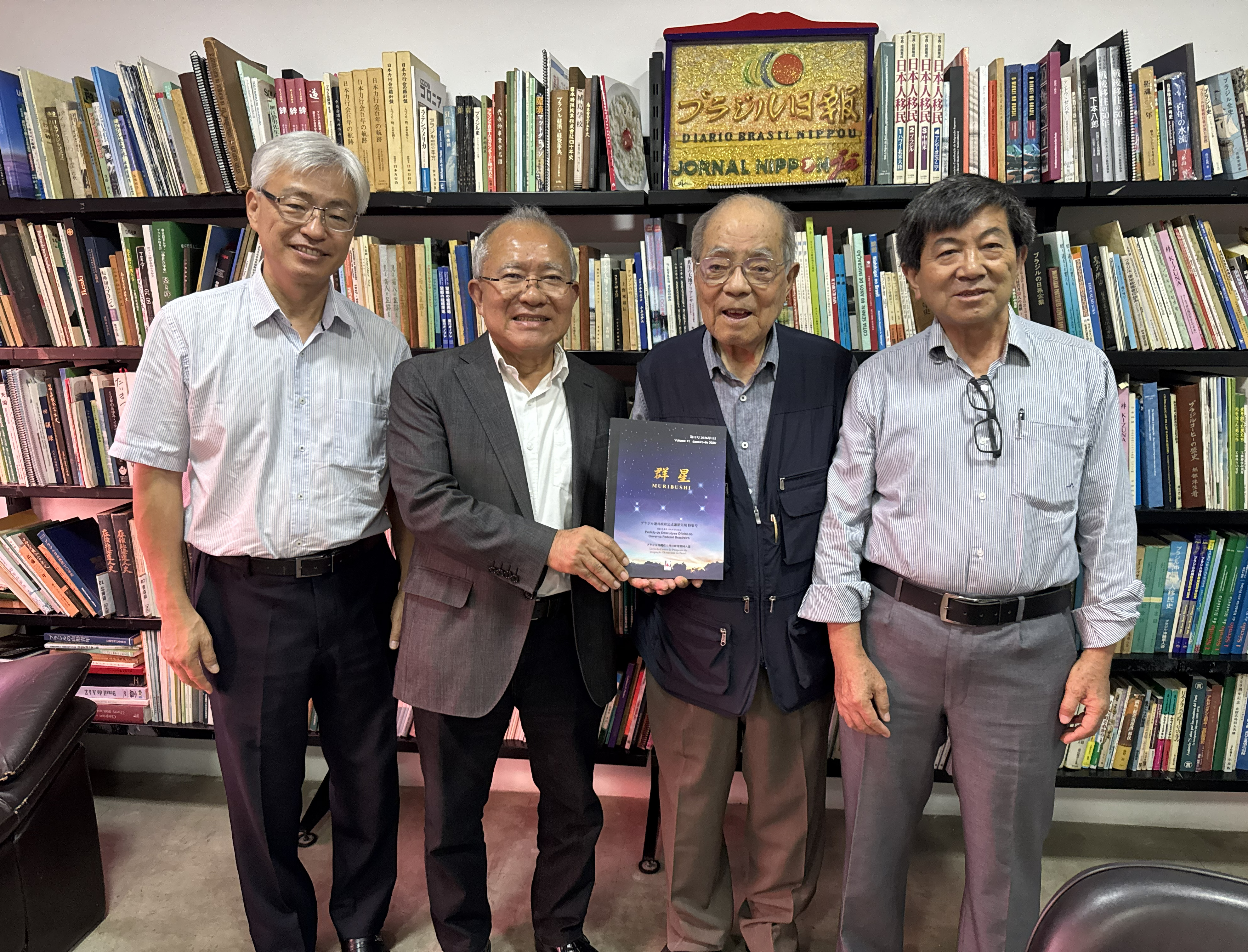 来社した『群星』の皆さん、前田隆雄さん、島袋栄喜代表、宮城あきら相談役、新里哲夫編集長