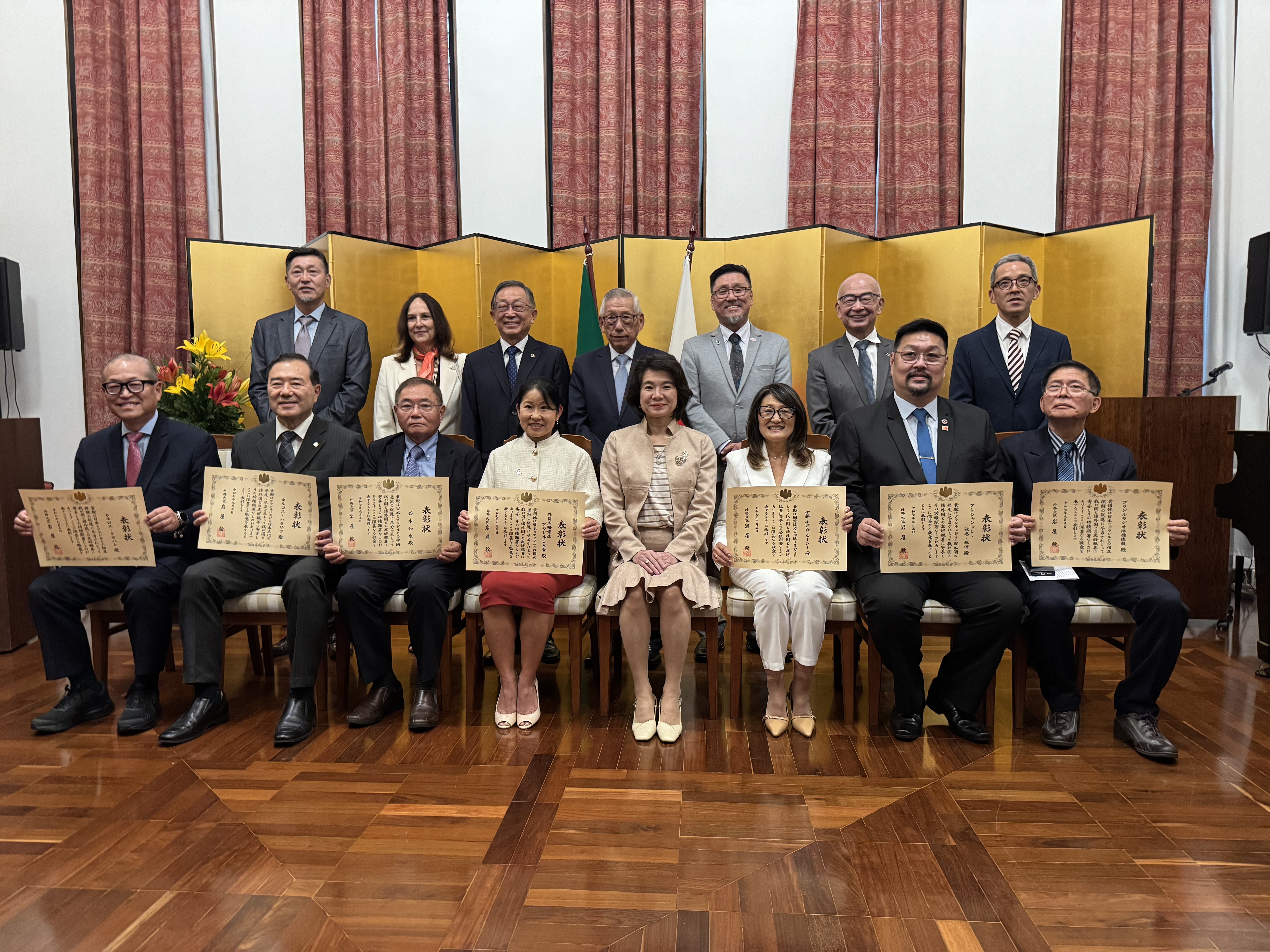 前列が受賞者の皆さん、後列が来賓