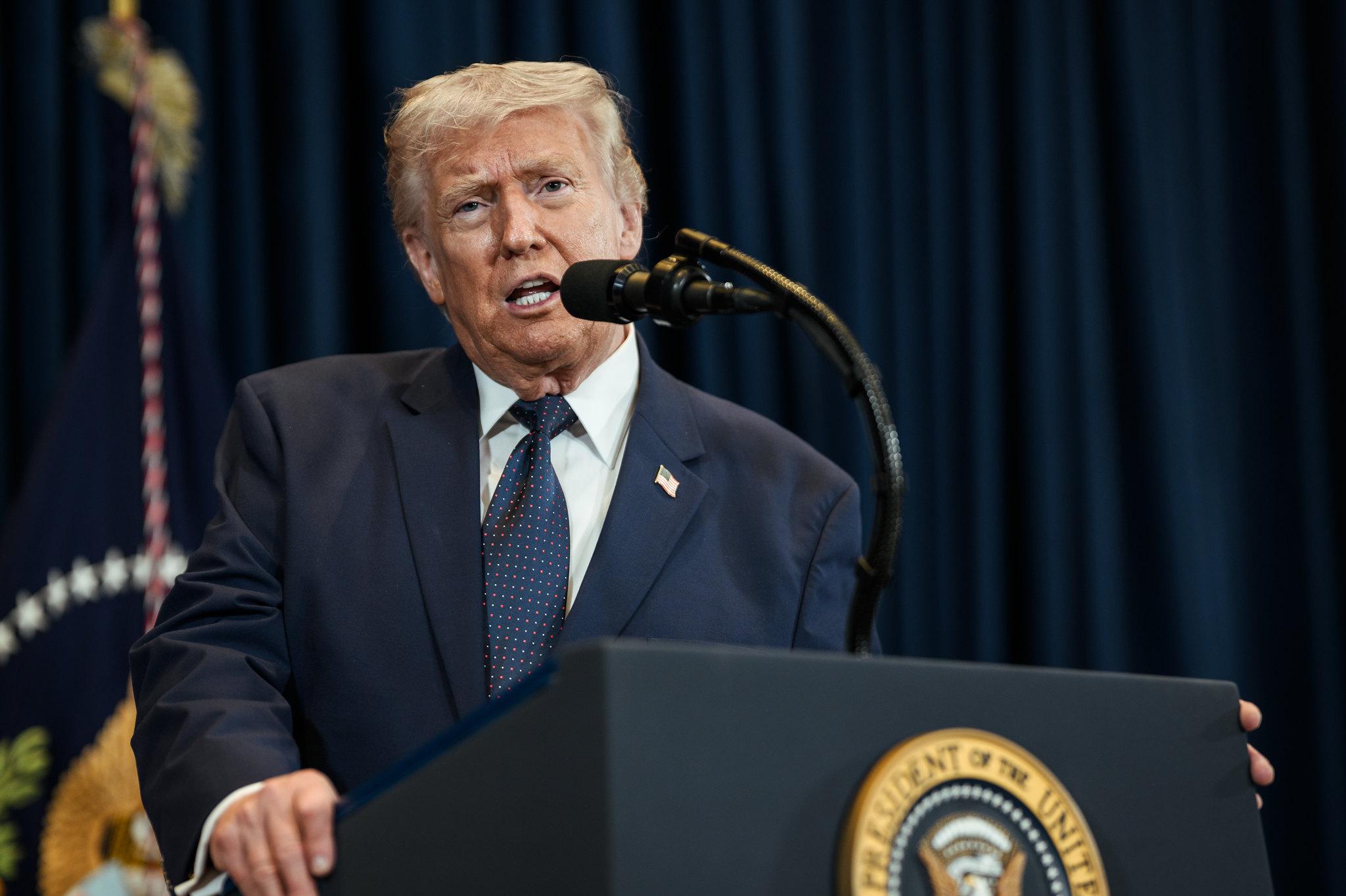 記者会見するトランプ大統領(Foto oficial da Casa Branca por Daniel Torok)