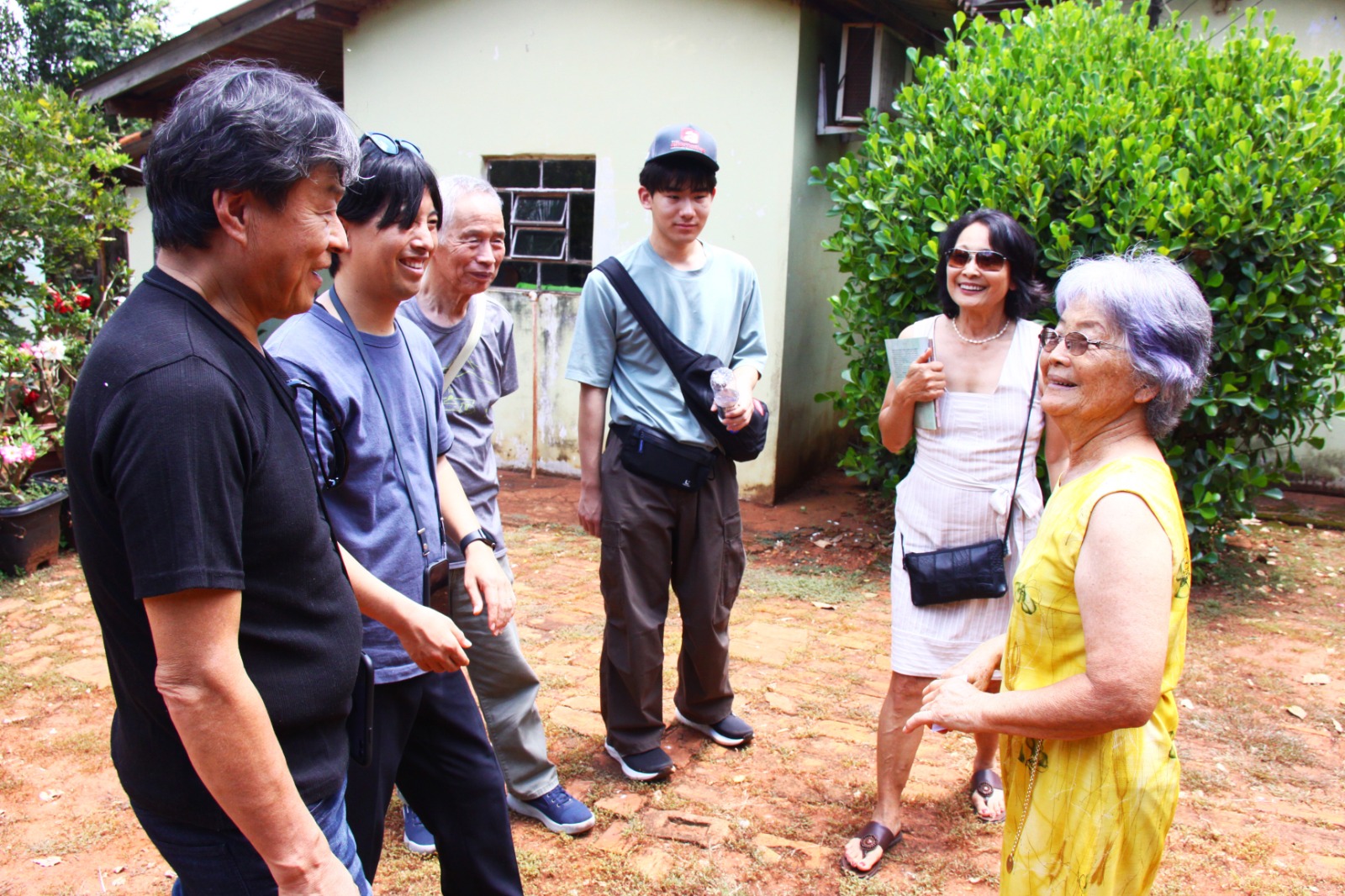 松原移住地に住む那須千草さん（右端）の歓迎を受ける出口さん父子、迫間さん、森岡さん（左から）