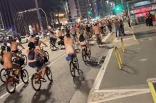 裸のサイクリストたちがパウリスタ大通りを行進