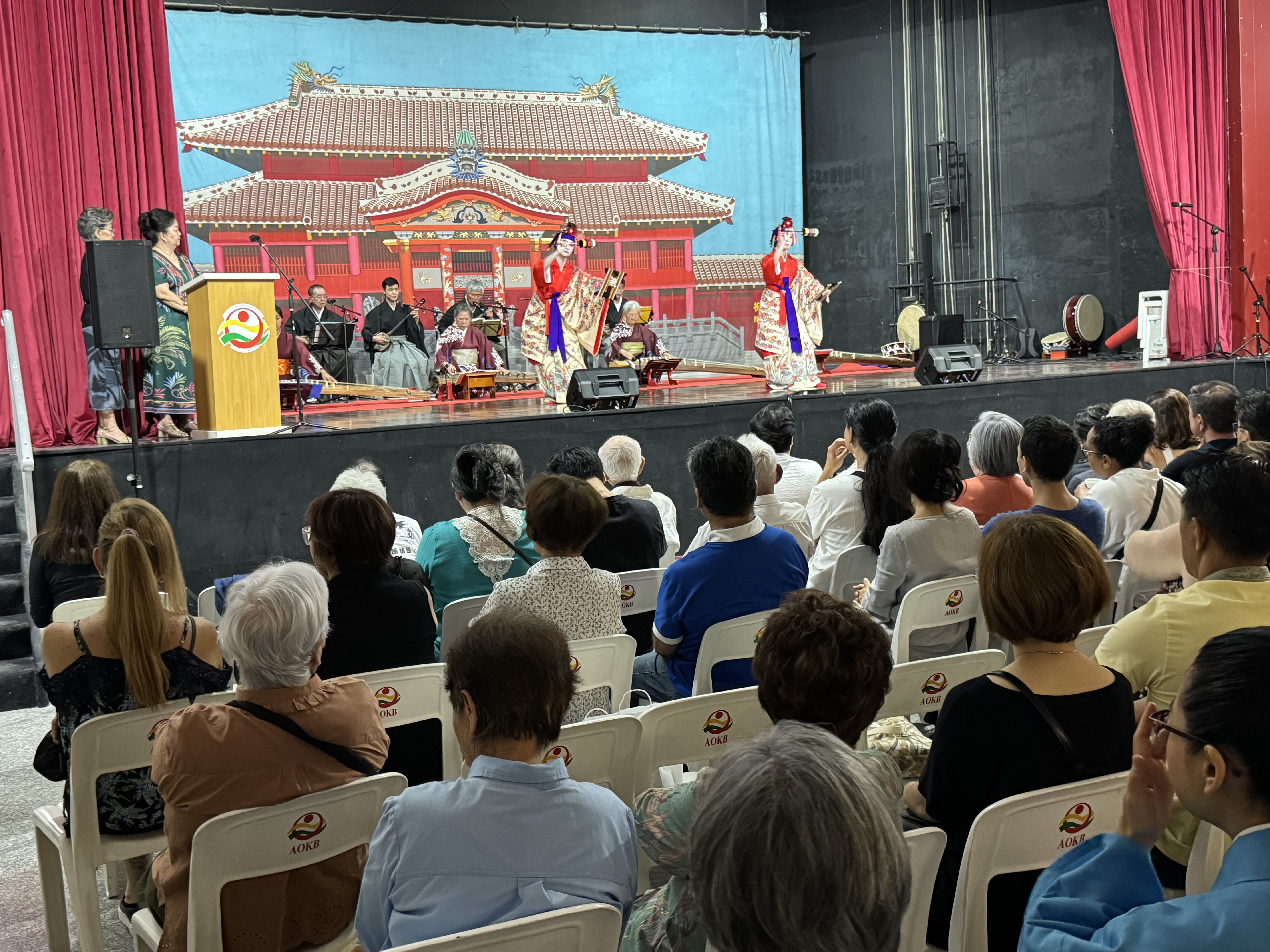 三線の日＝サンパウロ市で三線の音色が高らかに＝改修後の沖縄会館が500人満員