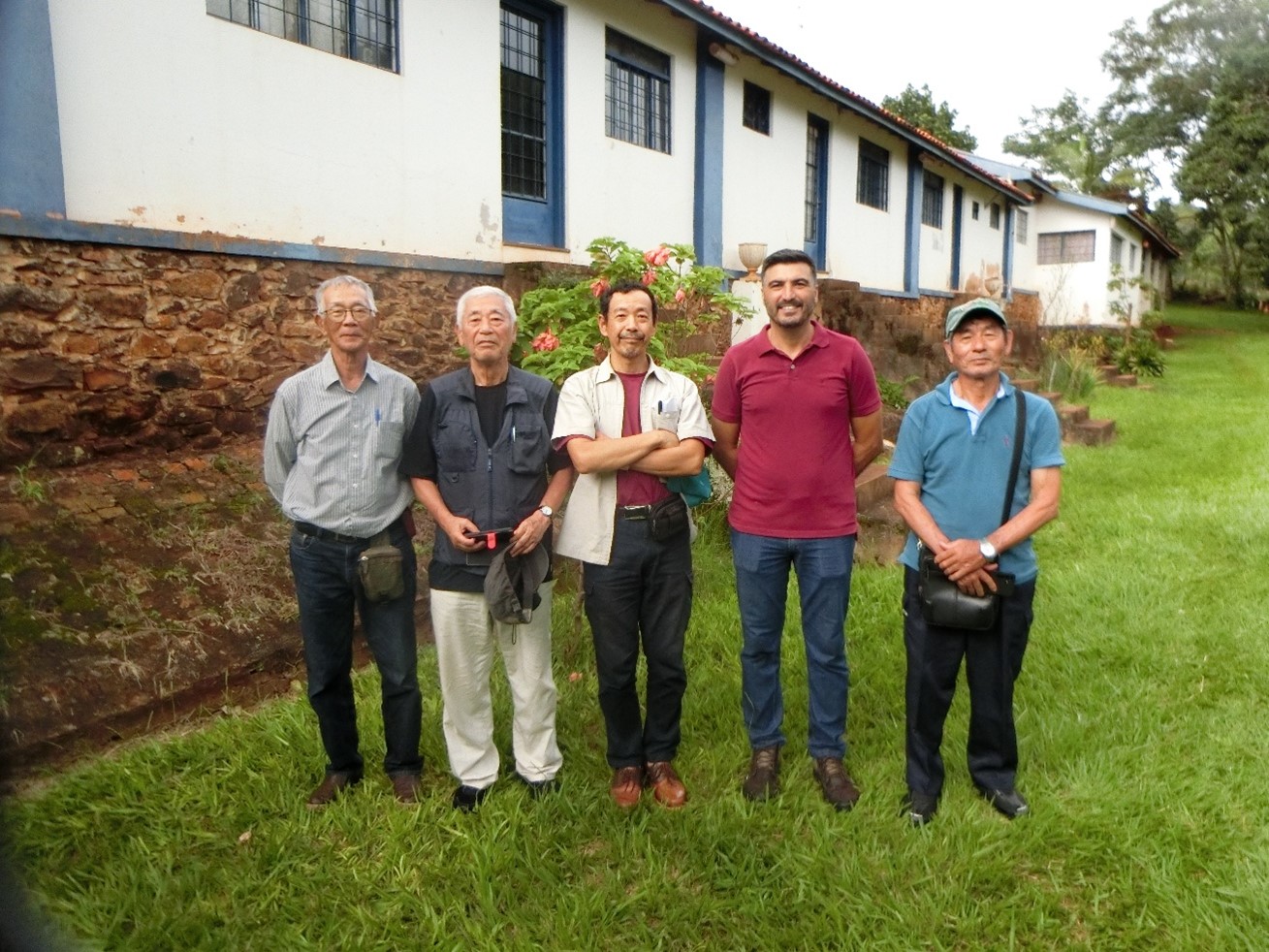 旧サンタ・オリンピア耕地の邸宅にて　左から近藤四郎氏、鈴木、萩原、ジョアン・マルコス氏、林良雄氏