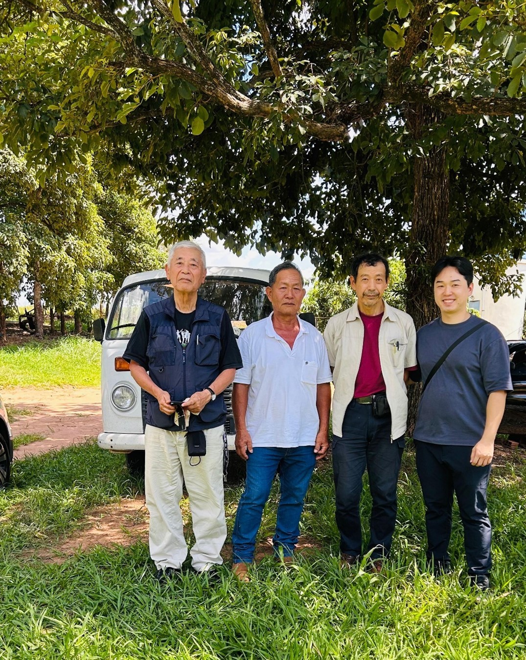 新生農場にて、左から鈴木、ぱっちん、萩原、エリオ