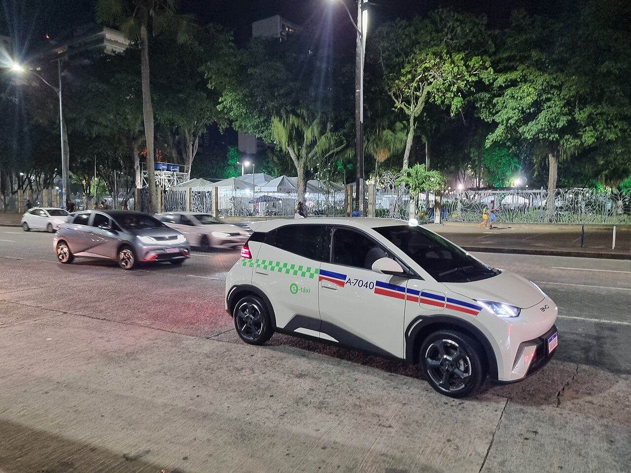 サルバドールでタクシーとして使われているBYD Dolphin（BrasileiroMedio, CC0, via Wikimedia Commons）