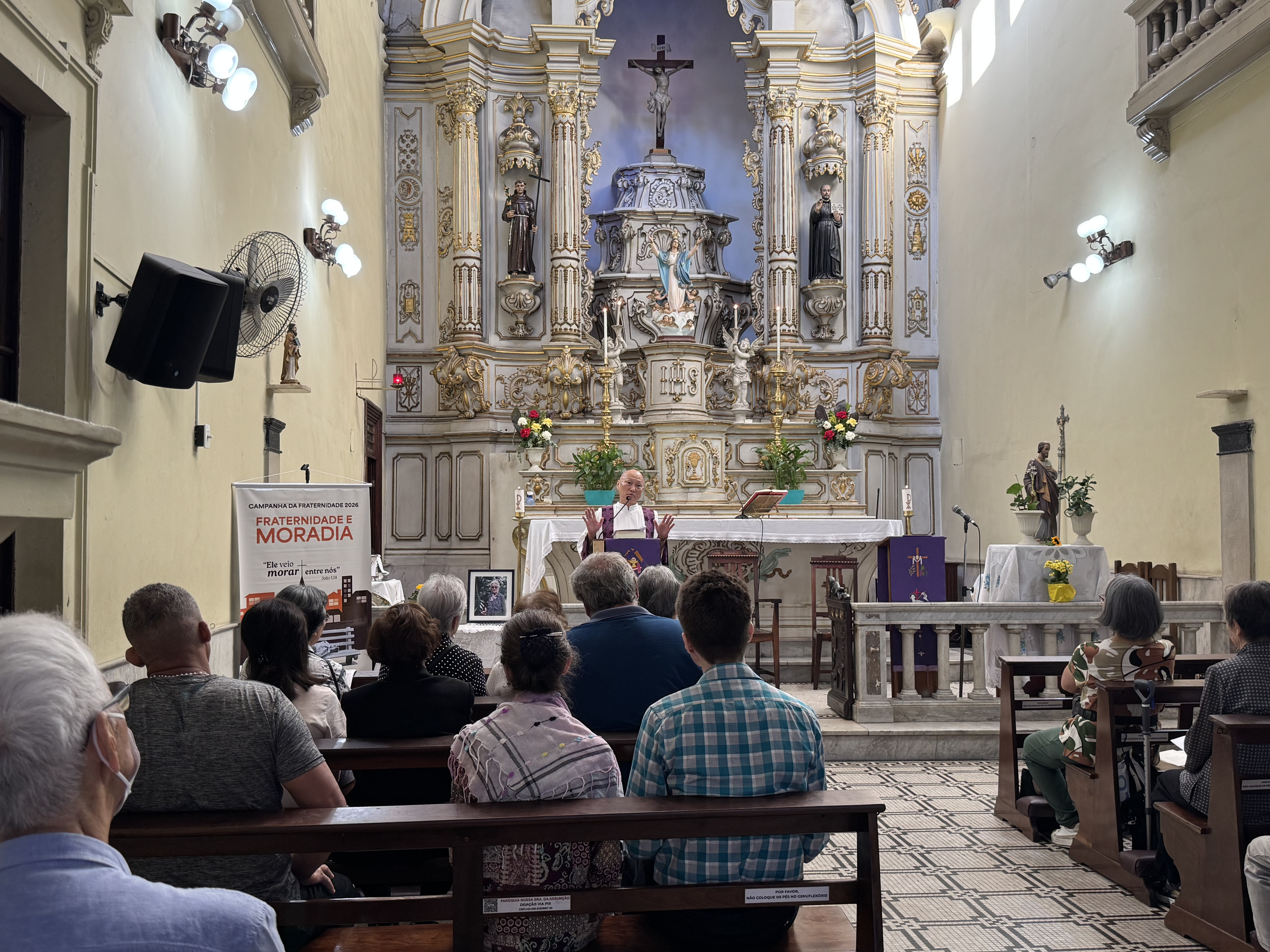 ドナ・マルガリーダの遺影が祀られた祭壇で説教をする尾島神父