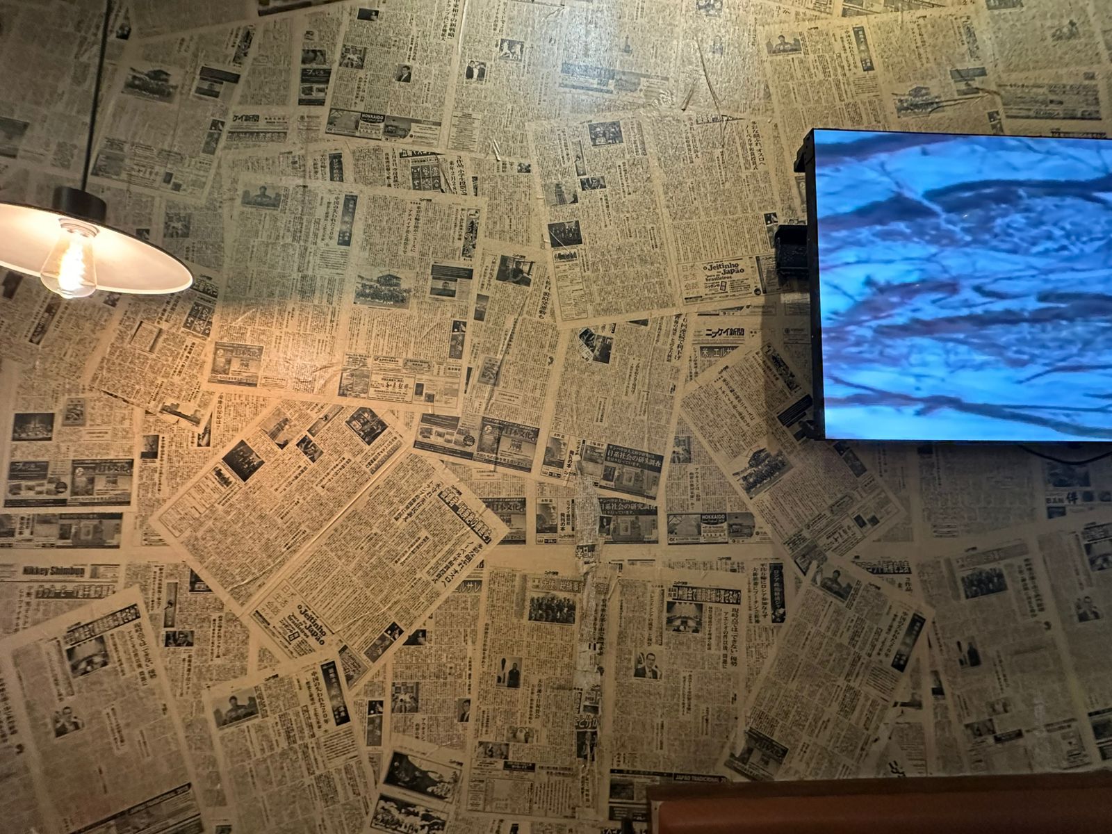 街角ちょっと見=店内壁一面に懐かしのニッケイ新聞