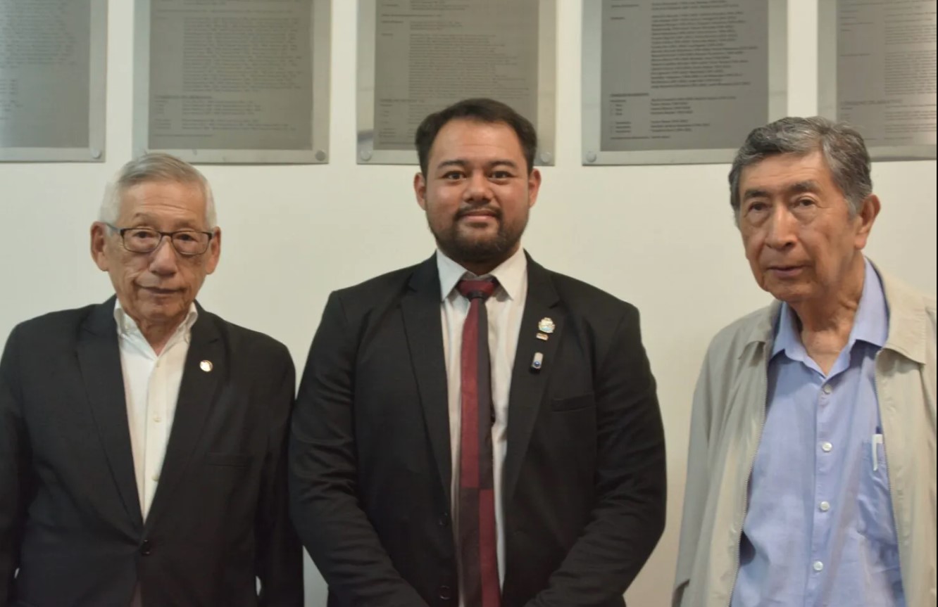 ペレイベ市のウラグチ市議（中央）と西尾文協会長（左）、桂川文協評議員会副会長（文協サイトより）