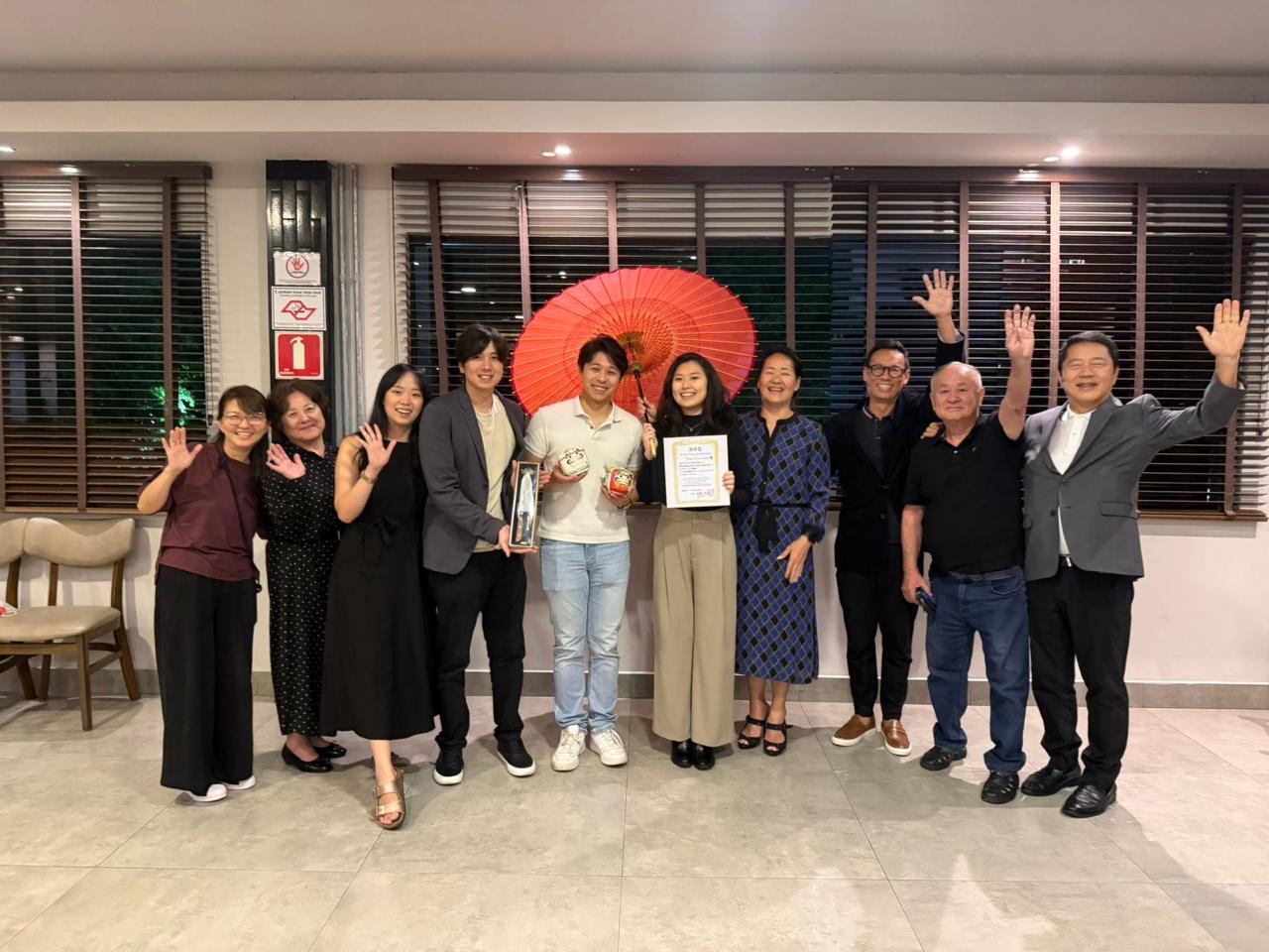 母県から贈られた信任状を手にした矢内さん（中央右）