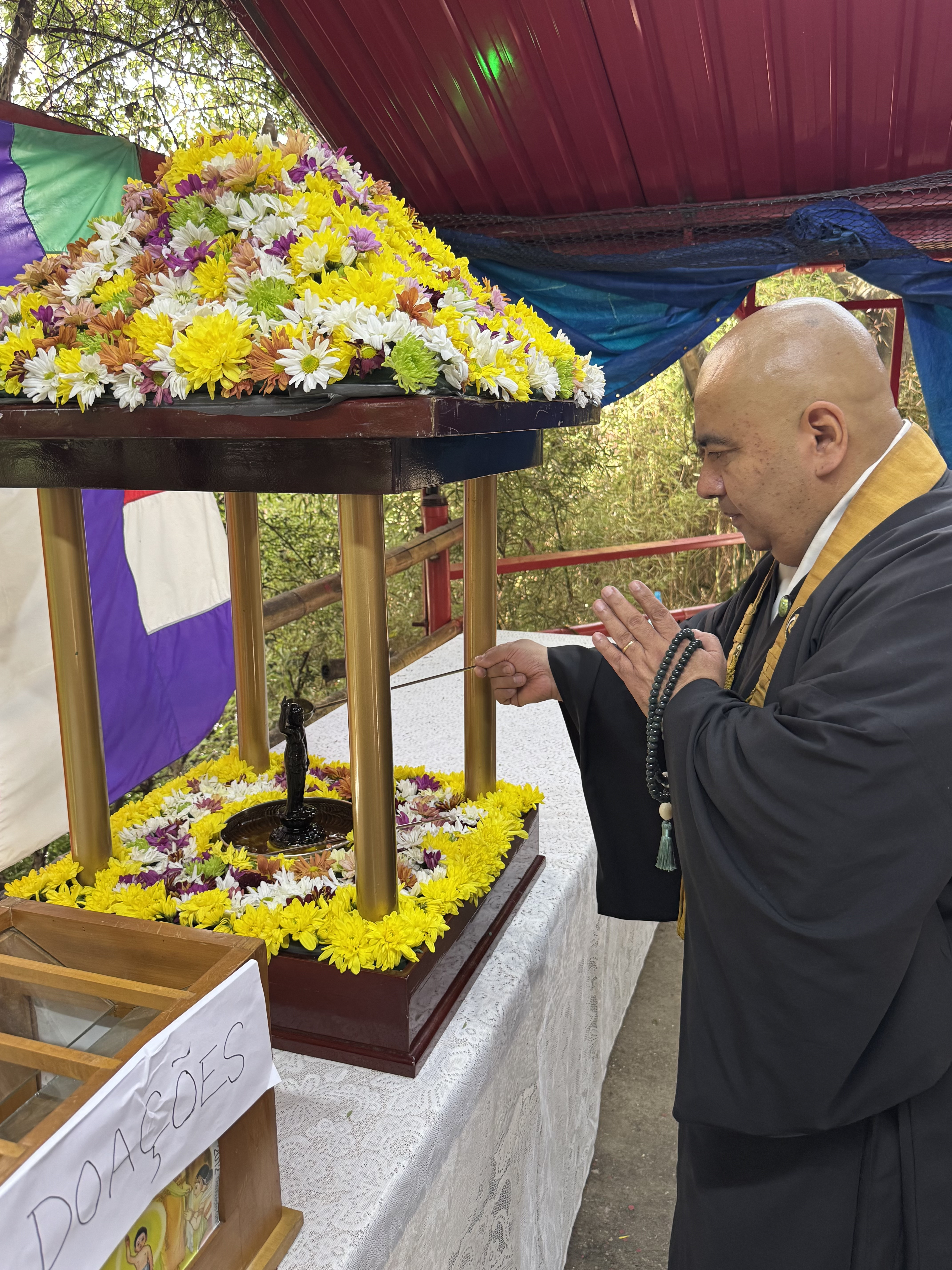 甘茶かけをする僧侶