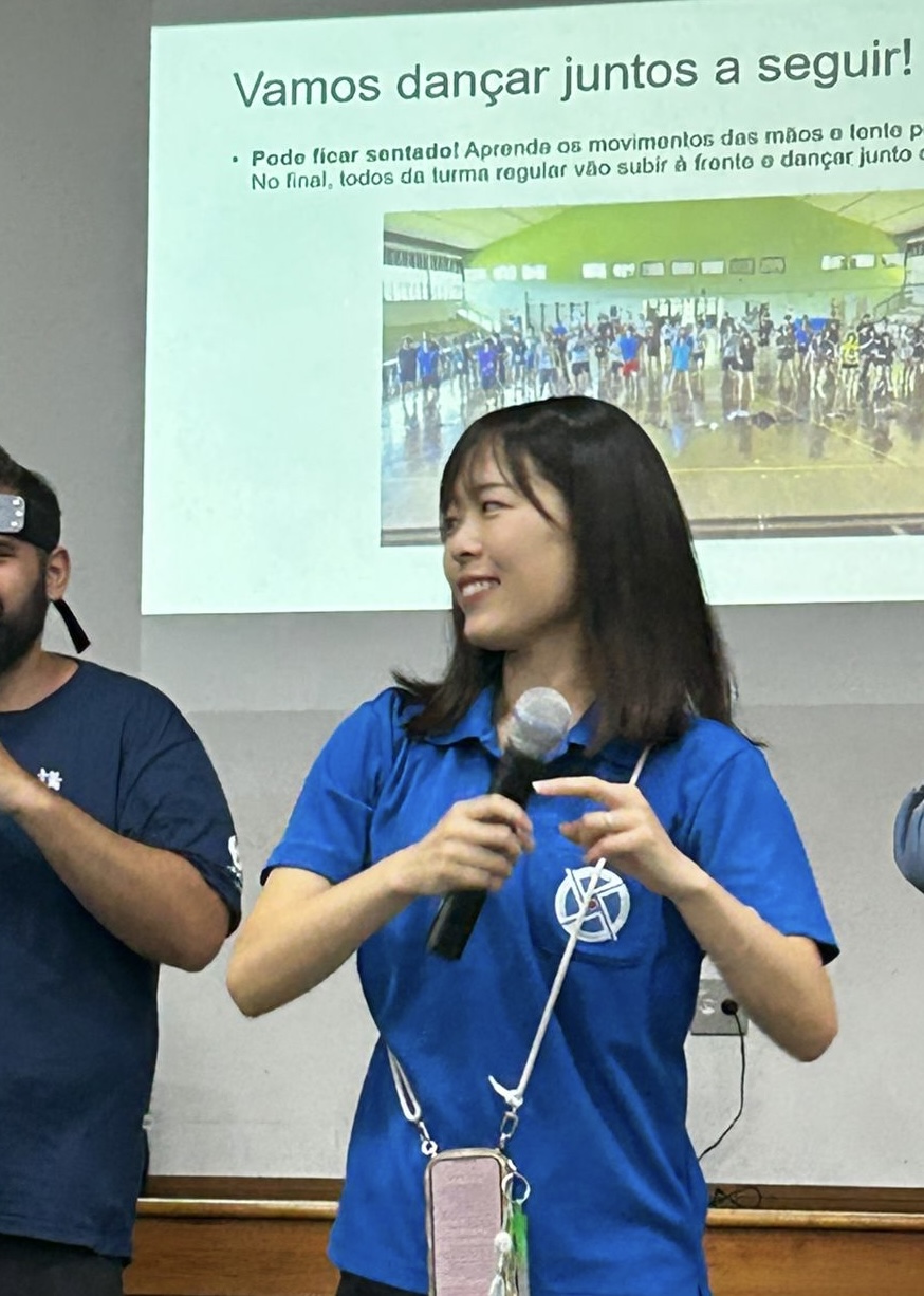 活動について生徒たちと実演を交えて発表している様子