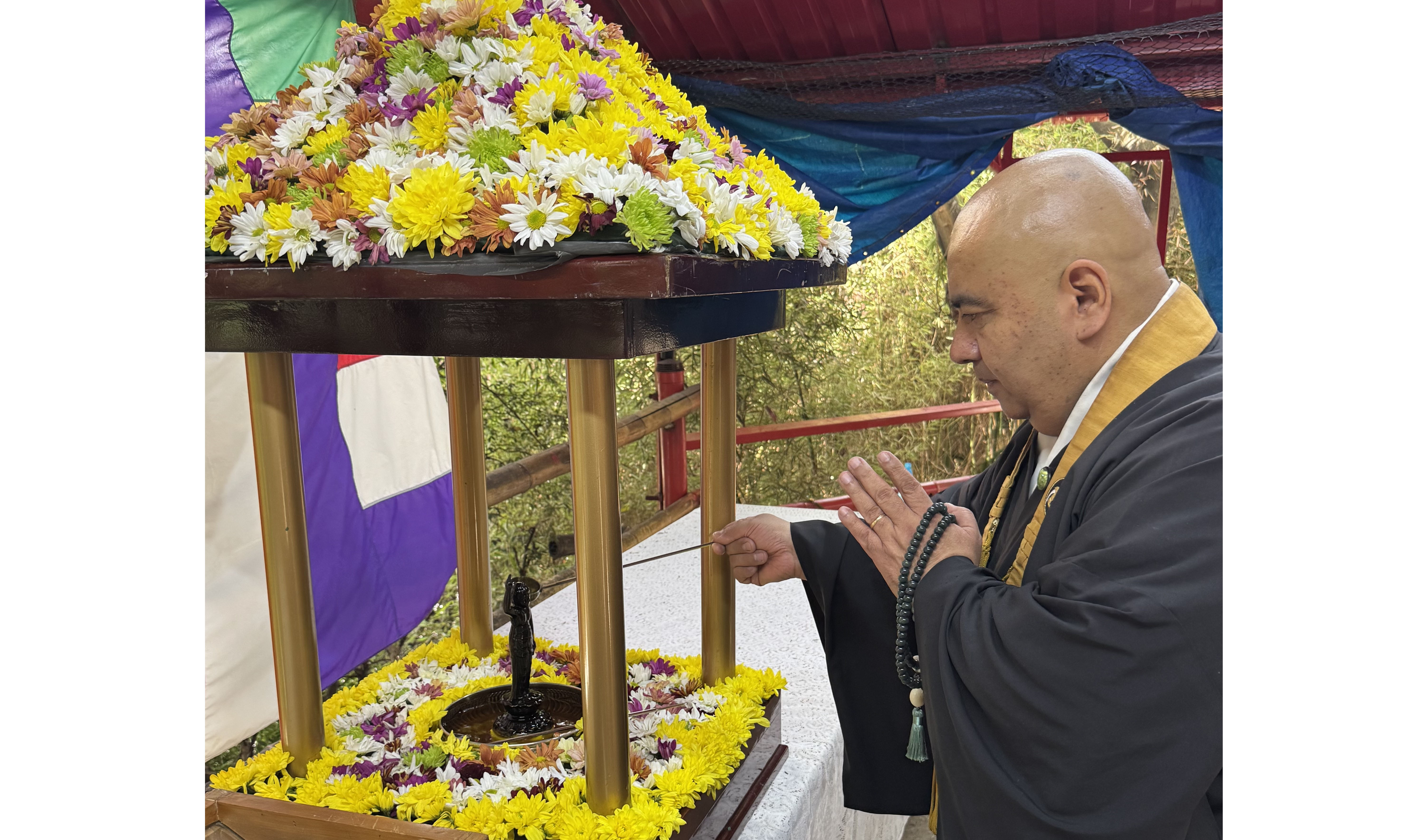 リベルダーデ＝第60回花祭り開幕中＝釈迦誕生祝う甘茶かけ