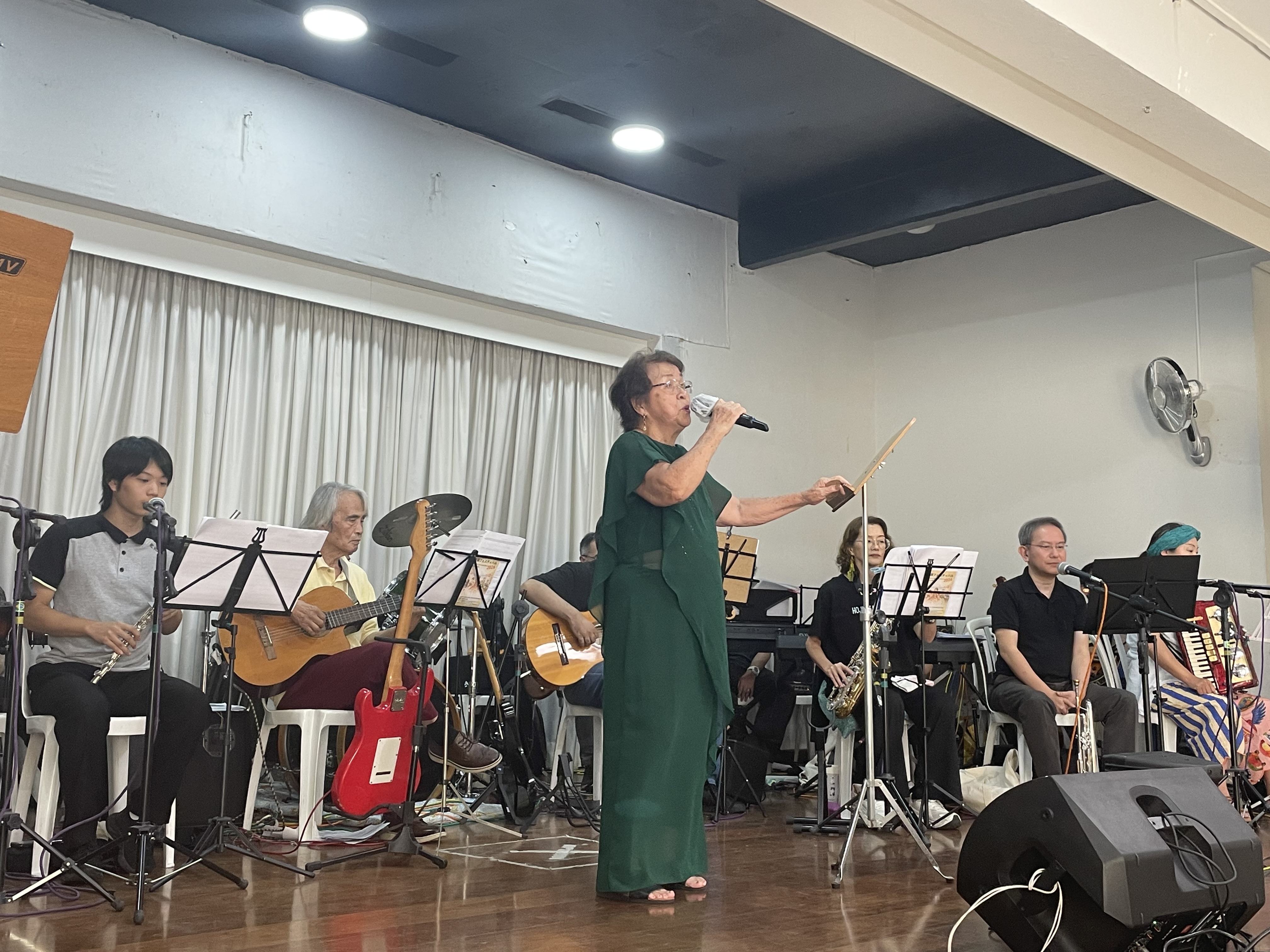 415＝歌声がつなぐ温かなひととき＝歌謡フェス、会場一体の熱気