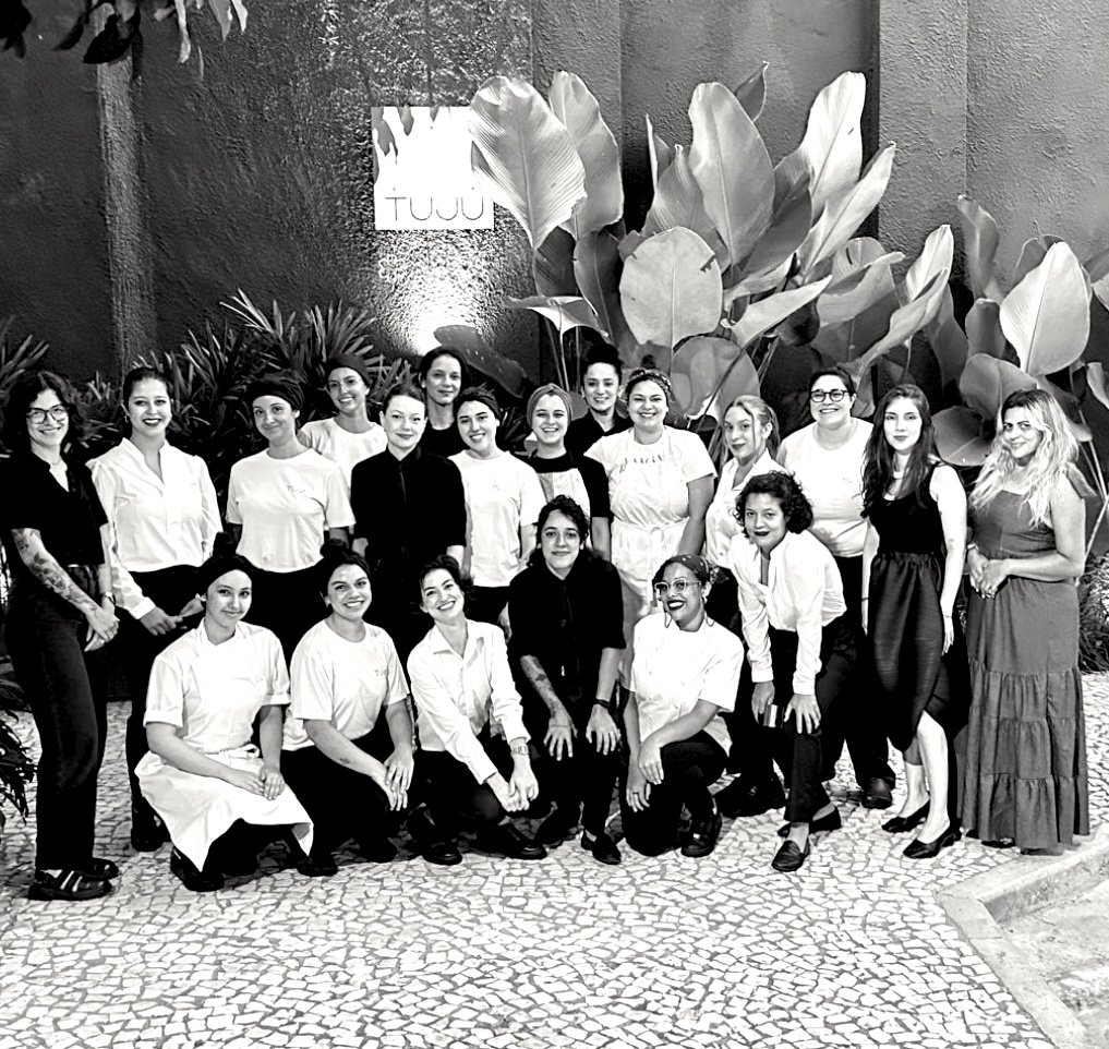 Tujuのスタッフら(Tuju公式インスタグラムより)