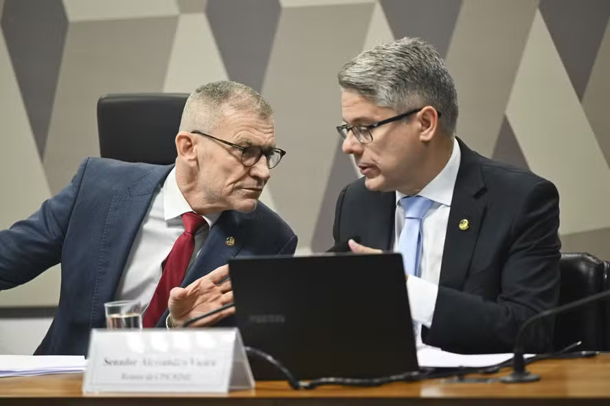 組織犯罪議会調査委員会の委員長ファビアーノ・コンタラート上議と、最終報告書の報告者アレッサンドロ・ヴィエイラ上議（Foto: Saulo Cruz/Agência Senado）