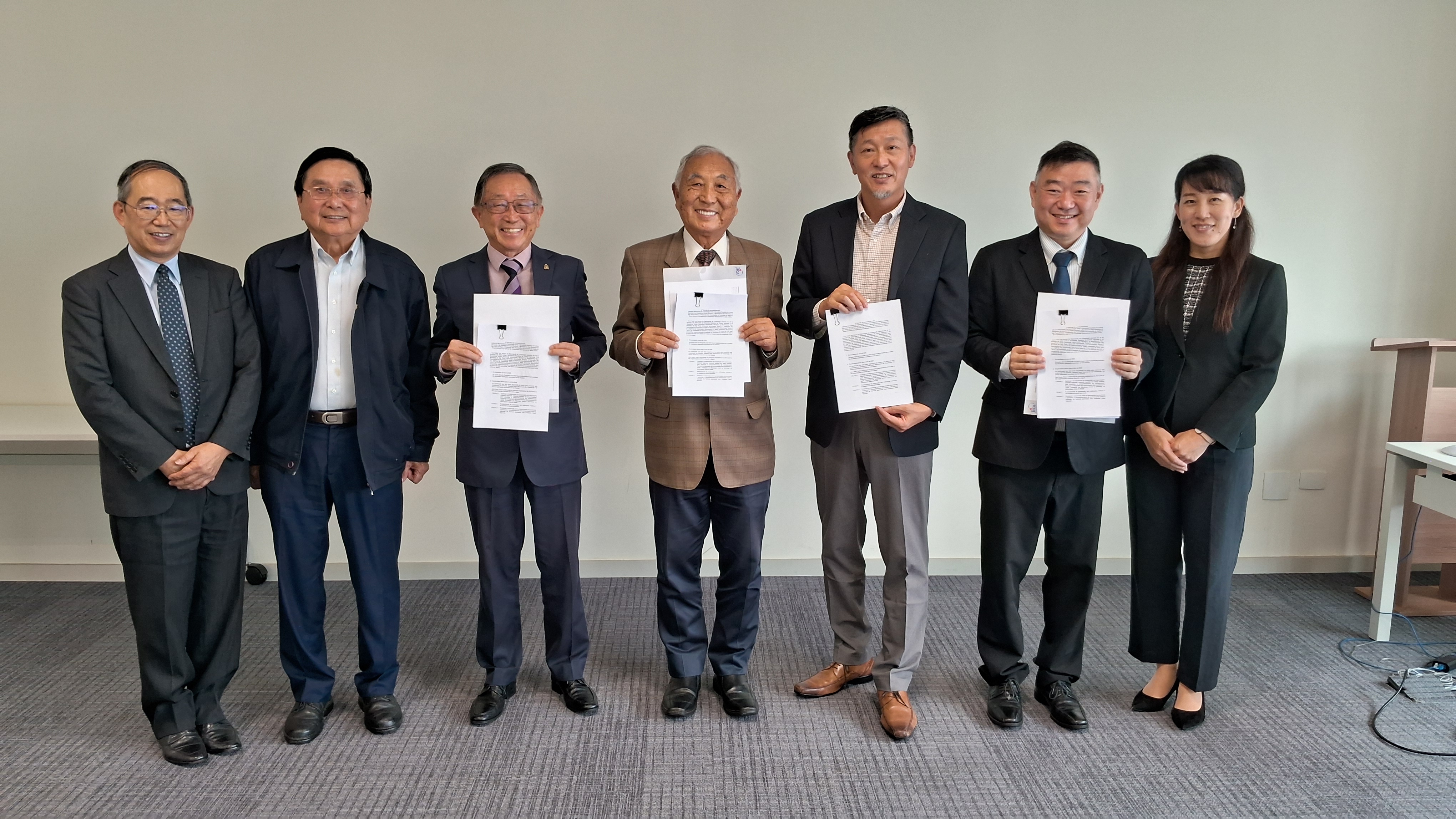 交わした文書を持つ、援協の税田パウロ会長（左から）、県連の谷口ジョゼ会長、宮崎所長、平野オストン文協副会長ら