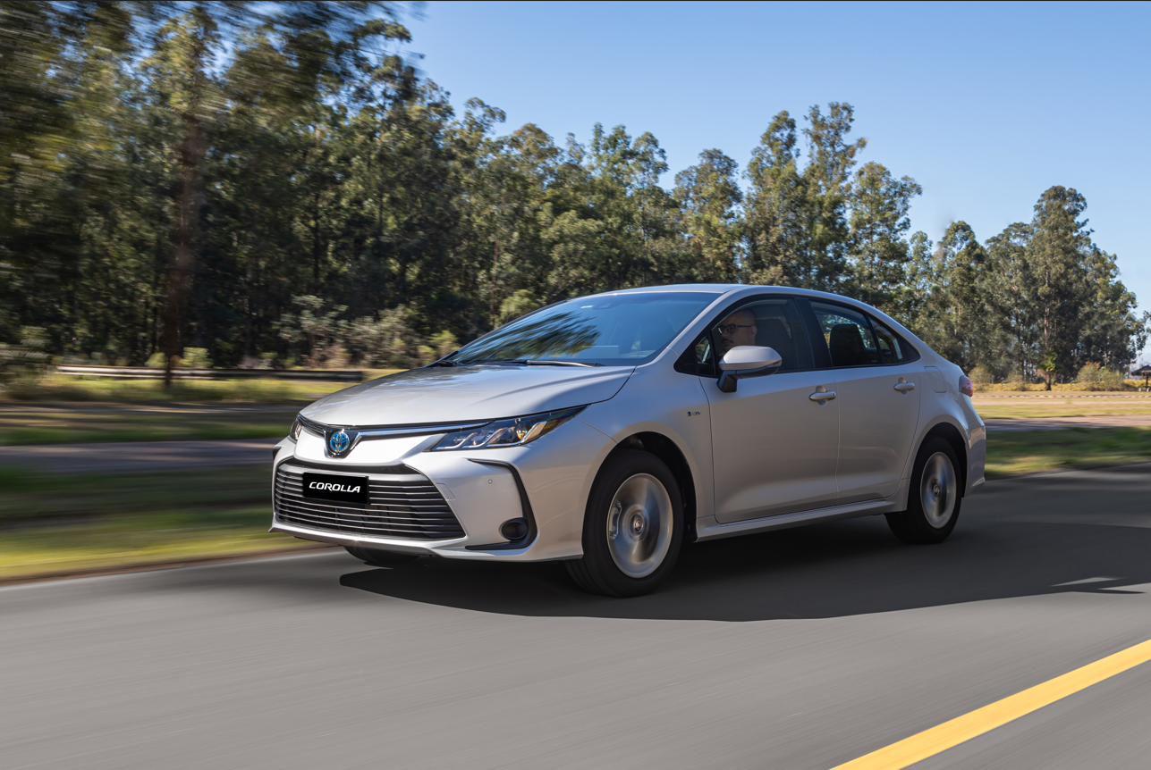 フルフレックス・ハイブリッド技術により、合計出力122馬力のパワーを備えつつ、より持続可能な走行体験を提供する「Corolla GLi Hybrid」（トヨタ社公式サイトより）
