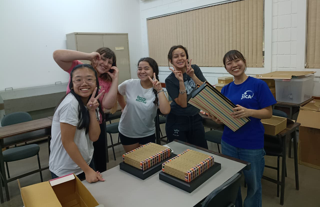 活動先での手塚楓さん（右）