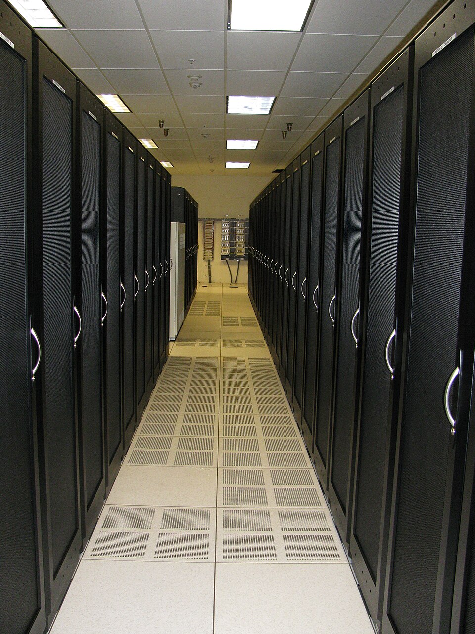 サーバーが並ぶデータセンター内部の様子（Robert.Harker, via Wikimedia Commons）