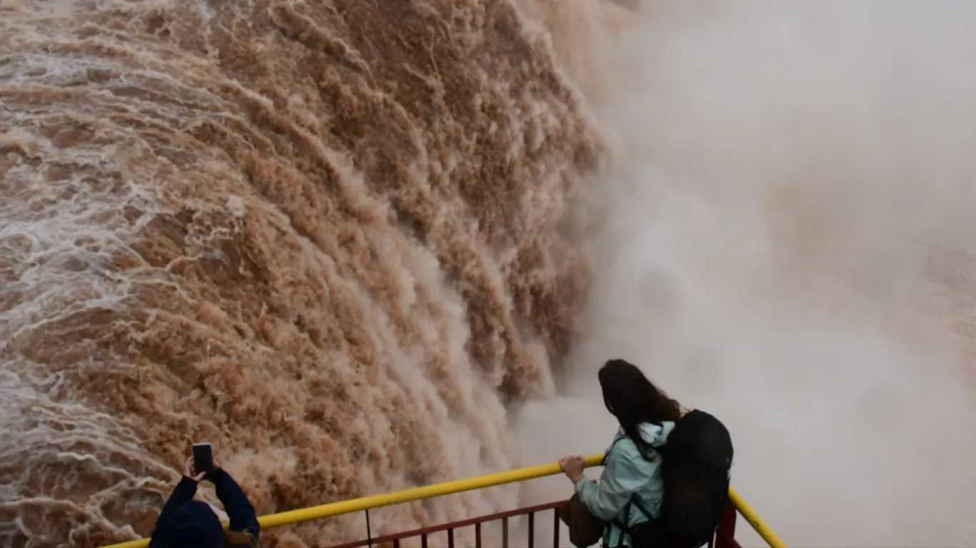 ブラジル イグアスの滝の水量が通常の１１倍に 大雨で展望台への通路を一時封鎖 南米の鼓動をキャッチ ブラジル日報