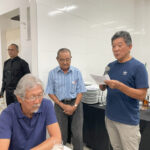 新年挨拶と会館売却についての報告を行う小野副会長（右）と山口会長（中央）