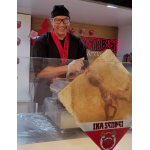 手前がタコのセンベイ。ブラジル初専門店「ＩＫＡ ＳＥＮＢＥＩ」、奥が従業員のマルコスさん