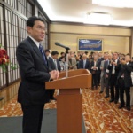 2015年の海外日系人大会の歓迎レセプションで、世界から集まった日系人を前に挨拶する岸田文雄外務大臣（当時）