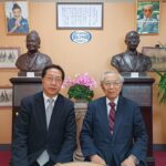 学校法人メイ・ウシヤマ学園の山中祥弘理事長（右）と川島鋼太郎理事長補佐。背後の胸像は学園創設者の牛山清人氏と牛山メイ氏