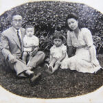 宮村家の家族写真。左から父・季光さん、秀光さん、長女・雪子さん、母・敏子さん